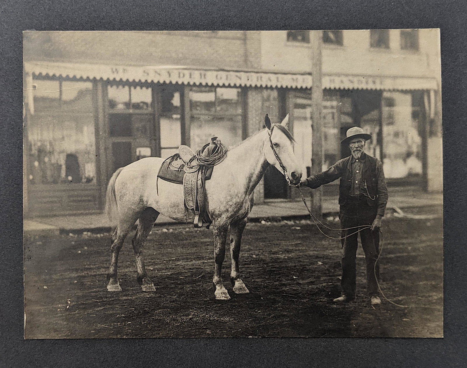 Antique Rare Cabinet Photo Miner with Horse, AK, 1910s: Provenance from a estate in Anchorage, AK. The dimensions are Approx. 6" x 8" (imagen) and 9" x 11 (card); Small variances can occur. This lot is located in Boca Raton, Fl and its shipment will be mad