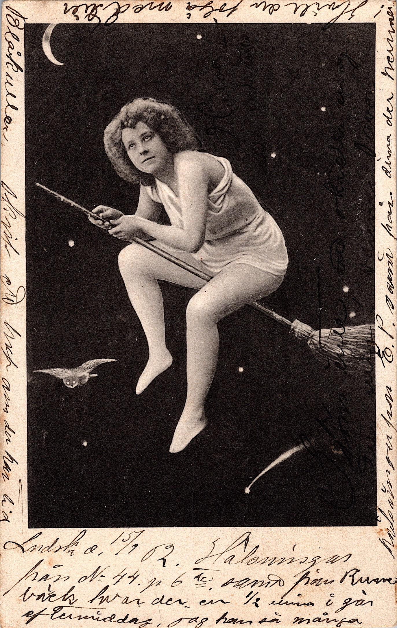 Antique Vintage Rare Postcard Halloween: The dimensions of an antique/vintage postcard are Approx. 5.5"x 3.5" (small variances can occur). ABOUT SHIPPING: This lot is located in Boca Raton, Fl and its shipment will be made directly by Arteli
