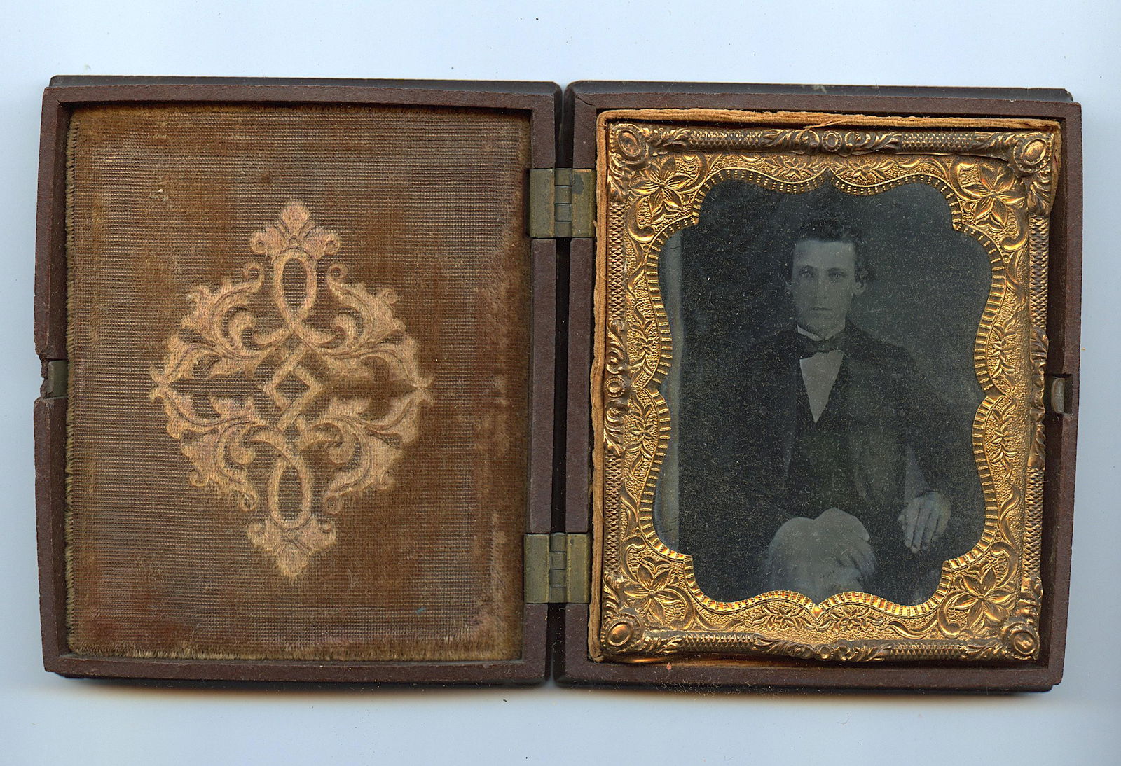 Civil War Tintype Daguerreotype Case w. Photo (1 of 2)