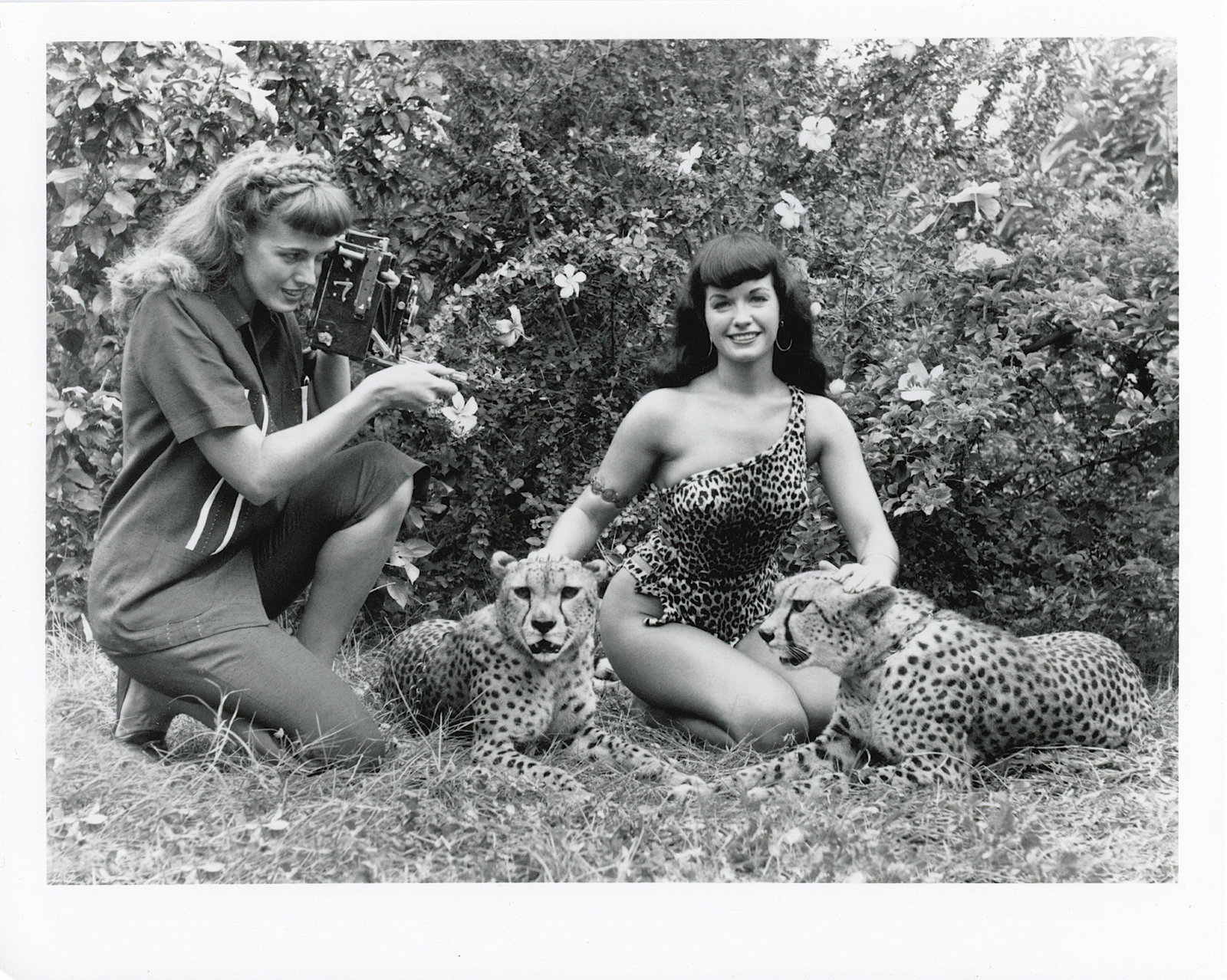 Original Photo Pin Up from Photographer BUNNY YEAGER: This lot is coming from Bunny Yeager's estate/archives. Linnea Eleanor "Bunny" Yeager (March 13, 1929 - May 24, 2014) was an American photographer and pin-up model. She met Bettie Page in 1954, and to