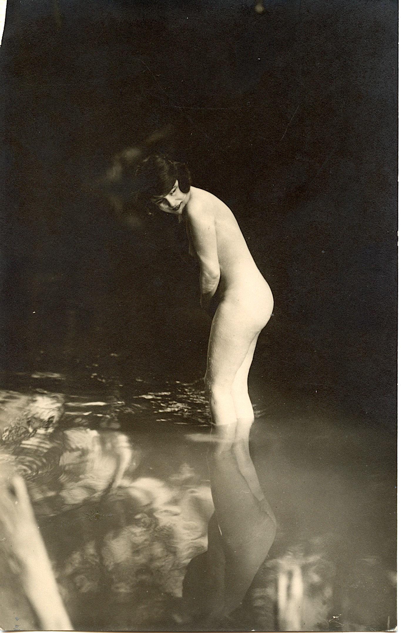 Antique Real Photo Postcard Artistic Nude MANDEL: The dimensions of an antique/vintage postcard are Approx. 5.5"x 3.5" (small variances can occur). ABOUT SHIPPING: This lot is located in Boca Raton, Fl and its shipment will be made directly by Arteli