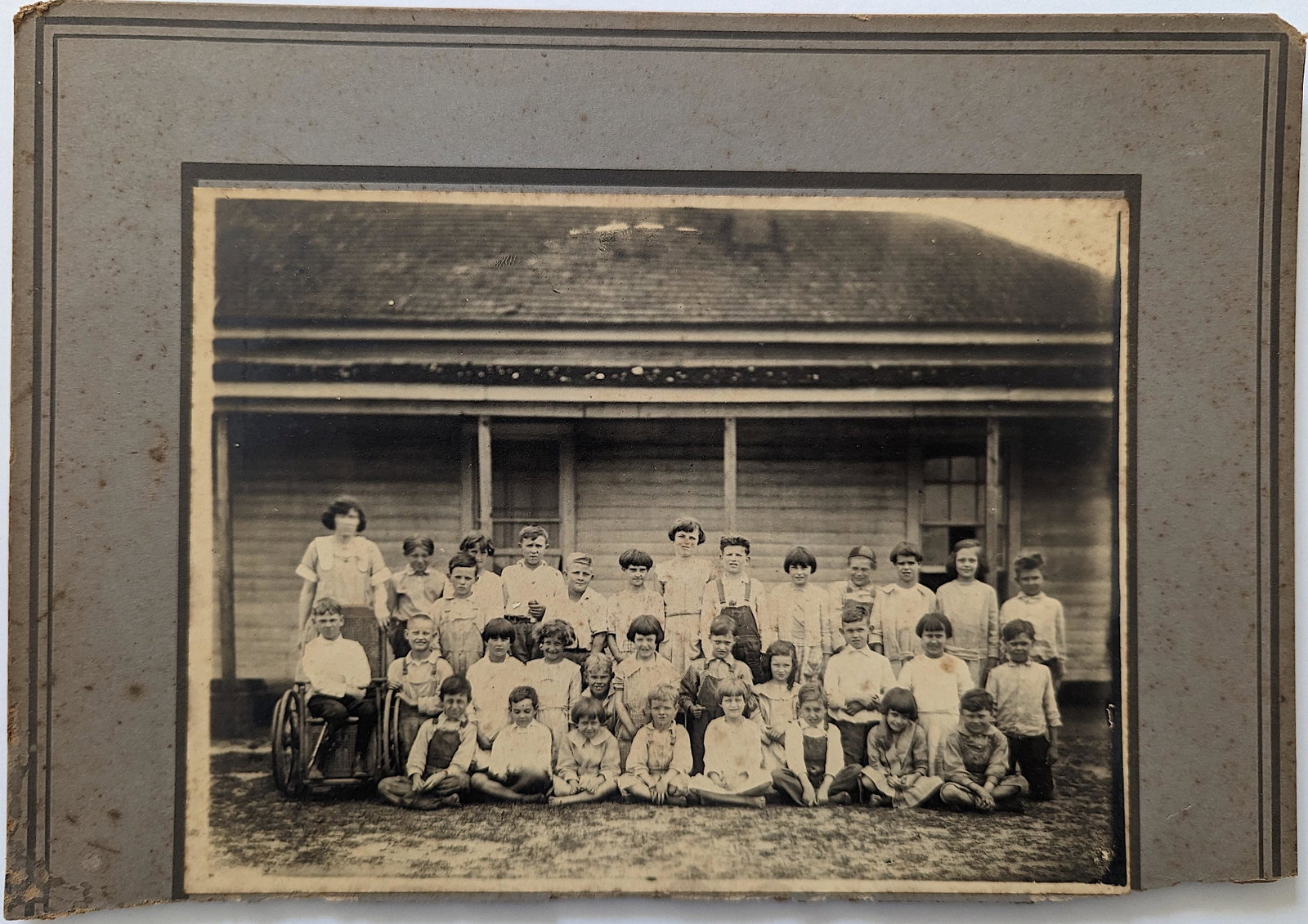 Antique Cabinet Photo Kids School, Alabama 19th. C.: The provenance of this item is from a WWII veteran collector in Georgia.The dimensions are Approx. 10" x 12" (card) and 7" x 9" (photo). This lot is located in Boca Raton, Fl and its shipment will be 