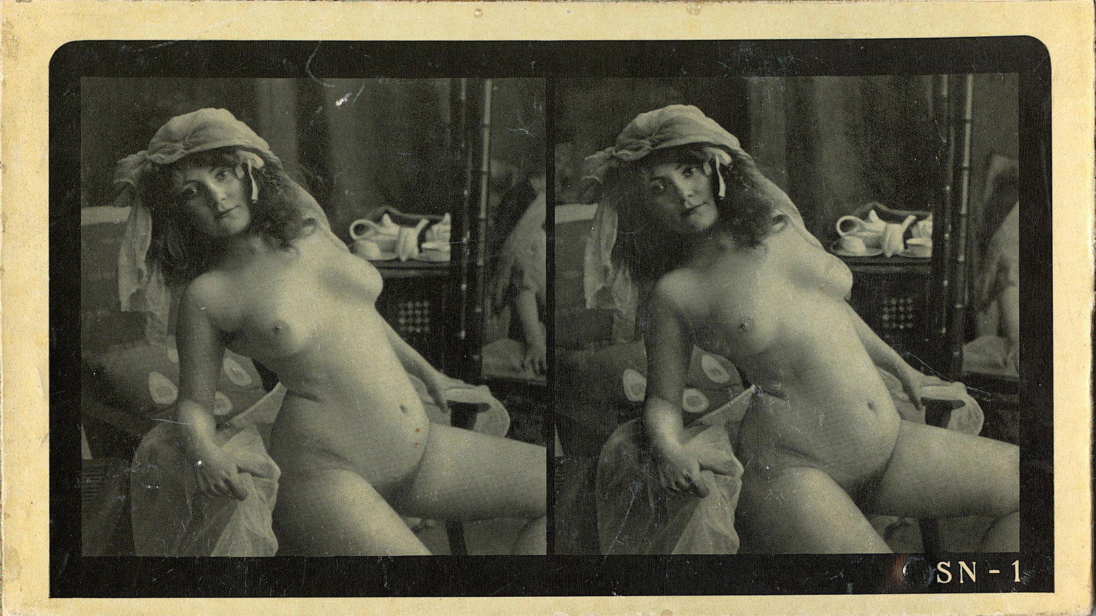 Antique Quality Litho Rare French Stereoview Nude Female: This stereoview is original from the epoch. Antique print on paper, on hard card. Provenance from a collector in France. The dimensions are Approx. 4.25" x 7" ABOUT SHIPPING: This lot is located in Bo