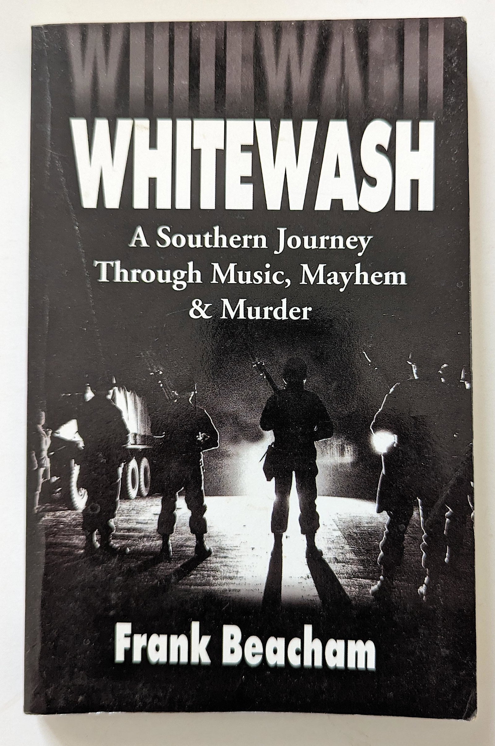 Vintage Rare Book WHITEWASH by Frank Beacham: The provenance of this item is from a WWII veteran collector in Georgia. This lot is located in Boca Raton, Fl and its shipment will be made directly by Artelisted. Shipping insurance is the responsib