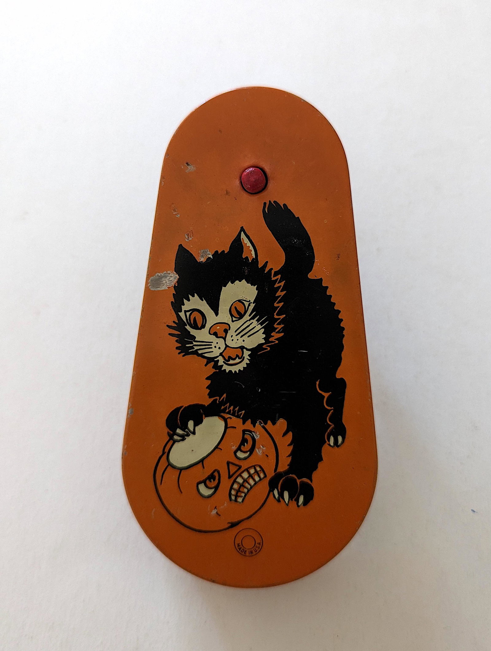 Vintage Tin Halloween Rattler Black Cat: We have included quality images to show their condition. This lot is located in Boca Raton, Fl and its shipment will be made directly by Artelisted. Shipping insurance is the responsibility of the buy