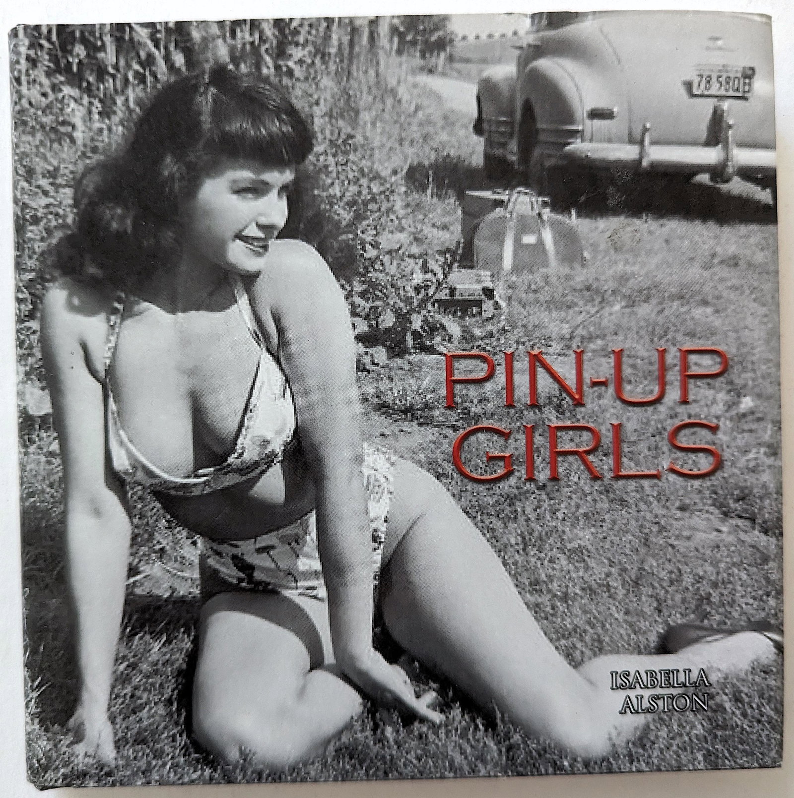 Book Pin-Up Girls Bettie Page, 2014: We have included quality images to show their condition. This lot is located in Boca Raton, Fl and its shipment will be made directly by Artelisted. Shipping insurance is the responsibility of the buy