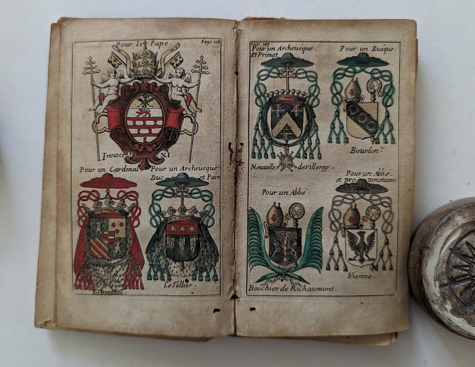 Very Rare Book L'ART HERALDIQUE Colored Illust. 1681: Very rare book to be conserved. We have included quality images to show their condition. This lot is located in Boca Raton, Fl and its shipment will be made directly by Artelisted. Shipping insurance 