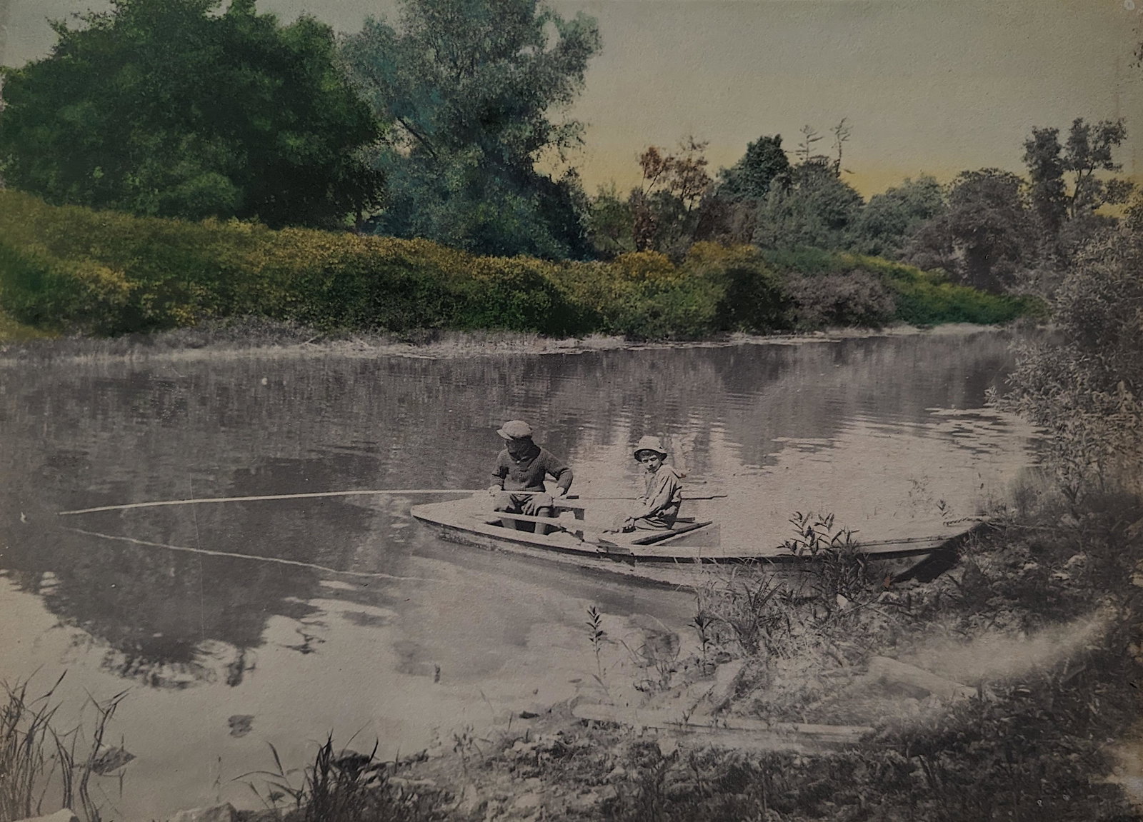 Original Vintage Hand Colored Illustration River View: We have included quality images to show their condition. The dimensions are Approx. 11" x 14". This lot is located in Boca Raton, Fl and its shipment will be made directly by Artelisted. Shipping insu
