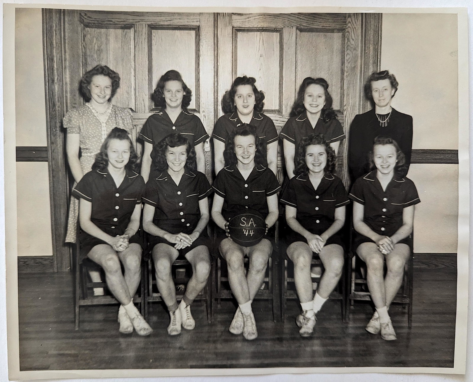 Vintage Photo Women Basketball Team, 1944: We have included quality images to show their condition.The dimensions are Approx.10" x 8". This lot is located in Boca Raton, Fl and its shipment will be made directly by Artelisted. Shipping insuran