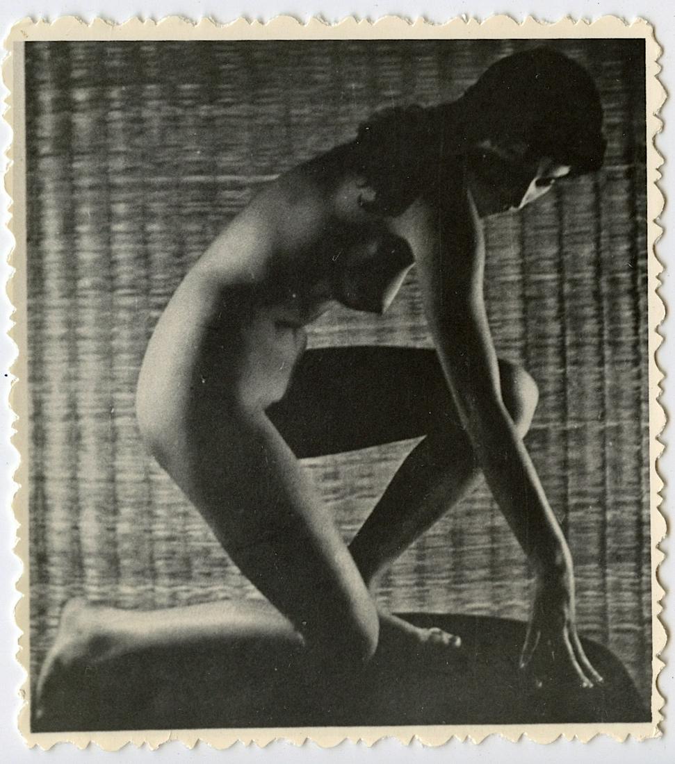 Vintage Photo Pin Up From Archives of BUNNY YEAGER: This lot is coming from Bunny Yeager's estate/archives. Linnea Eleanor "Bunny" Yeager (March 13, 1929 - May 24, 2014) was an American photographer and pin-up model. She met Bettie Page in 1954, and to