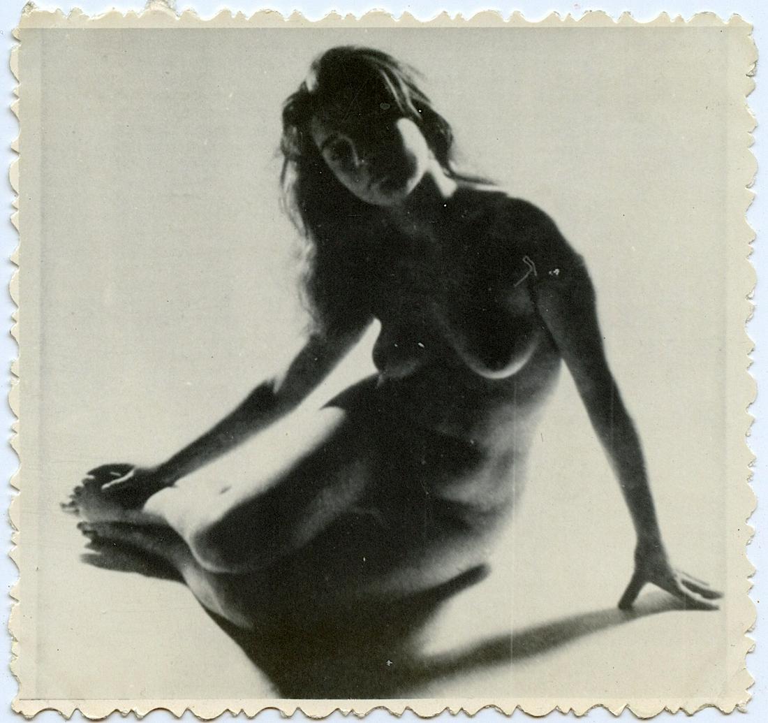 Vintage Photo Pin Up From Archives of BUNNY YEAGER: This lot is coming from Bunny Yeager's estate/archives. Linnea Eleanor "Bunny" Yeager (March 13, 1929 - May 24, 2014) was an American photographer and pin-up model. She met Bettie Page in 1954, and to