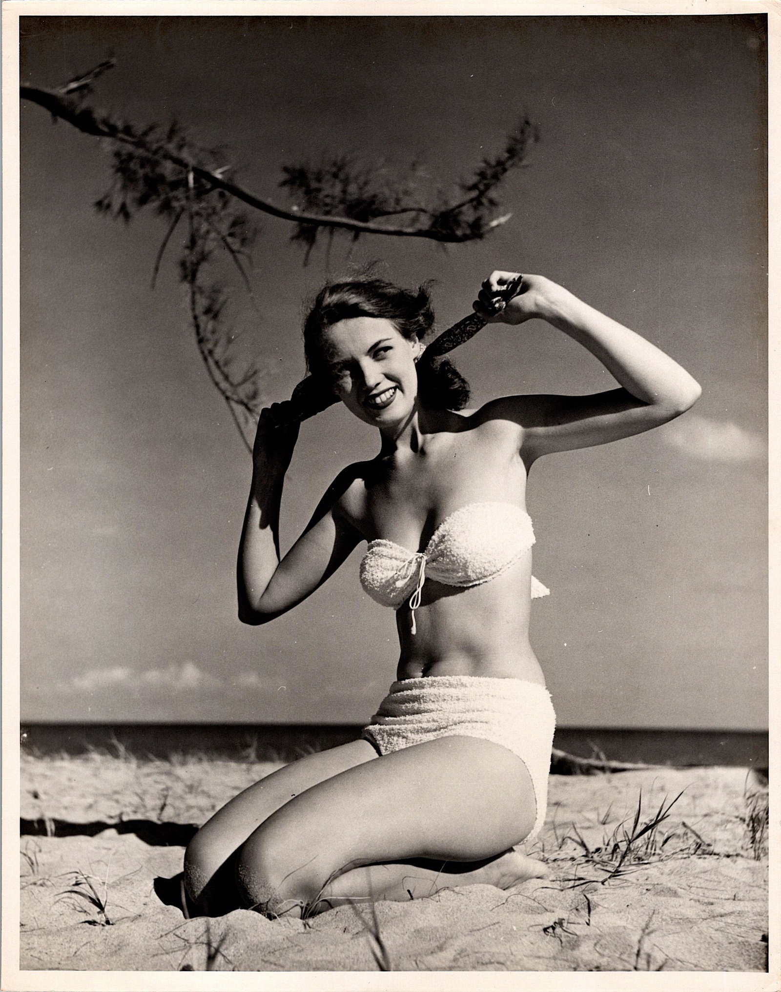 Vintage Photo BUNNY YEAGER Historical American Pin UP: This lot is coming from Bunny Yeager's estate/archives. Linnea Eleanor "Bunny" Yeager (March 13, 1929 - May 24, 2014) was an American photographer and pin-up model. She met Bettie Page in 1954, and to