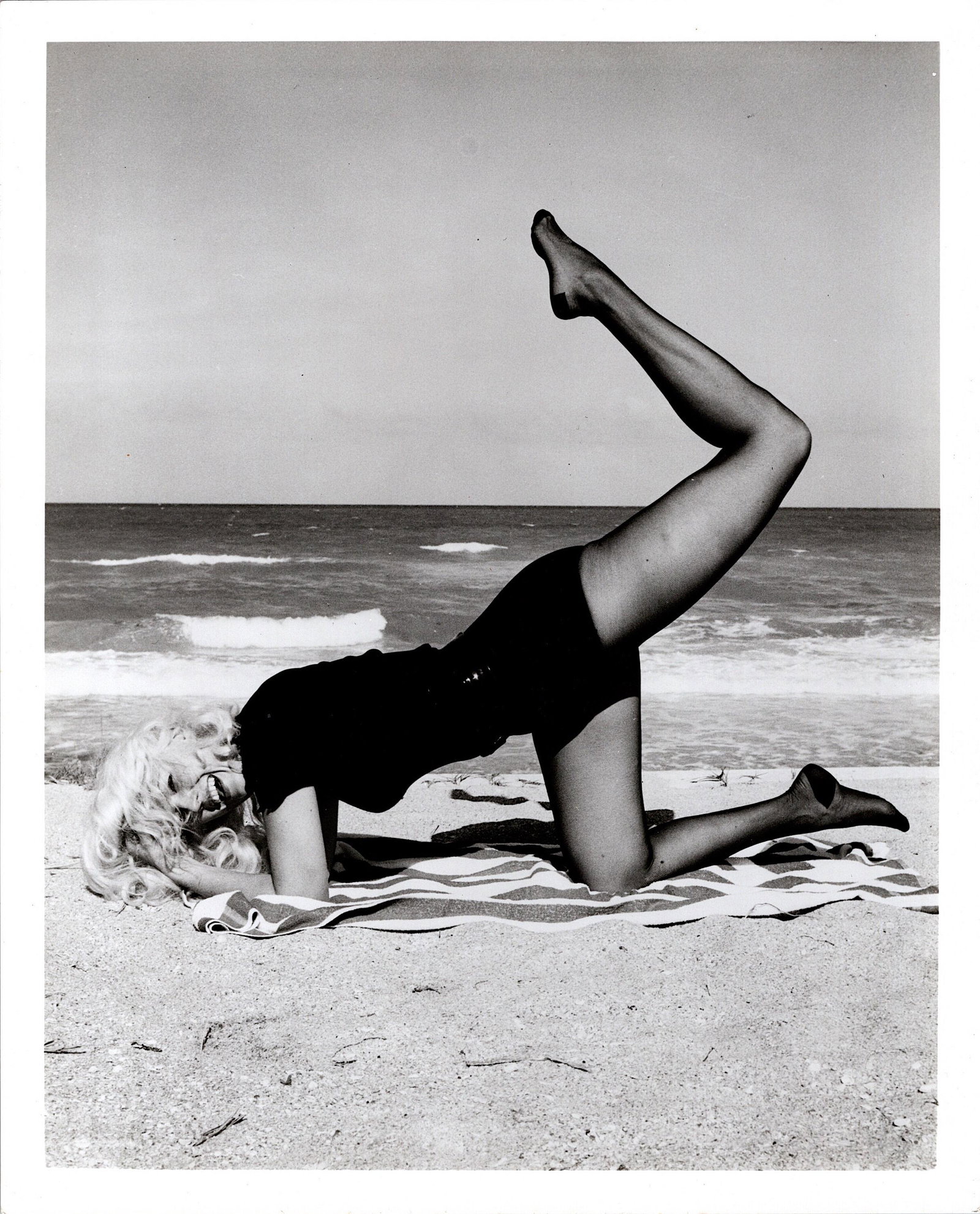Vintage Photo BUNNY YEAGER Historical American Pin UP: This lot is coming from Bunny Yeager's estate/archives. Linnea Eleanor "Bunny" Yeager (March 13, 1929 - May 24, 2014) was an American photographer and pin-up model. She met Bettie Page in 1954, and to