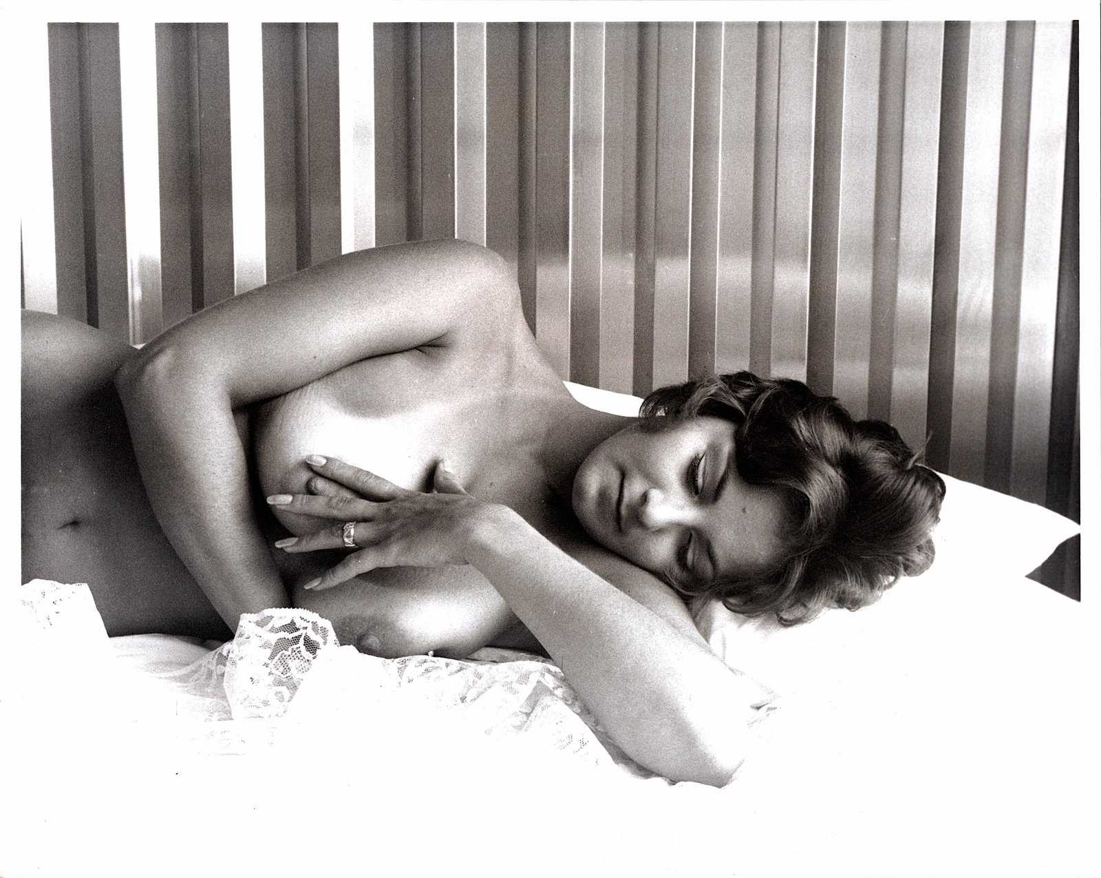Vintage Photo BUNNY YEAGER Historical American Pin UP: This lot is coming from Bunny Yeager's estate/archives. Linnea Eleanor "Bunny" Yeager (March 13, 1929 - May 24, 2014) was an American photographer and pin-up model. She met Bettie Page in 1954, and to