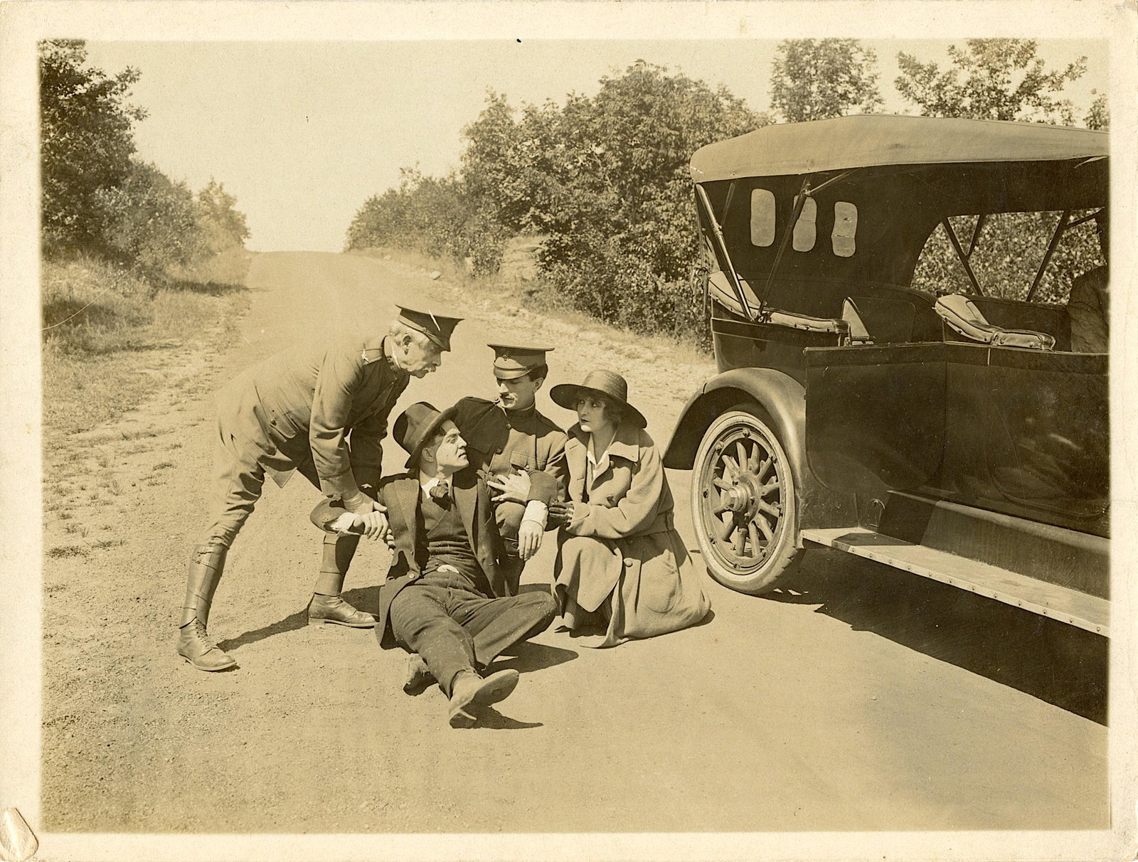 Antique Rare Scarce Photo Automobil Car Actors: We have included quality images to show their condition. The dimensions are Approx. 8" x 10". This lot is located in Boca Raton, Fl and its shipment will be made directly by Artelisted. Shipping insur