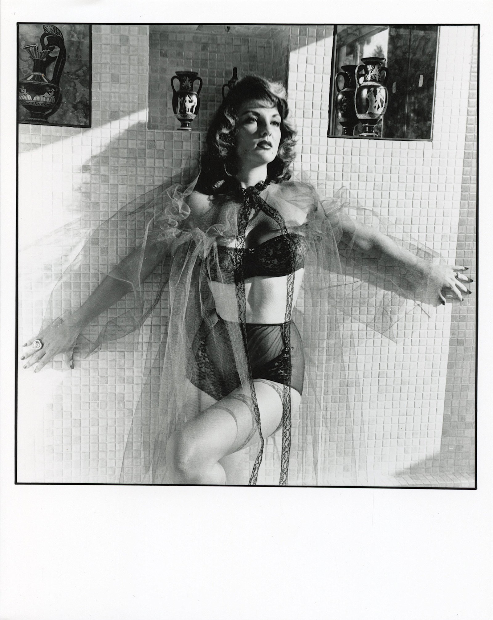 Vintage Photo BUNNY YEAGER Historical American Pin UP: Bunny Yeager self photo. This lot is coming from Bunny Yeager's estate/archives. Linnea Eleanor "Bunny" Yeager (March 13, 1929 - May 24, 2014) was an American photographer and pin-up model. She met Be