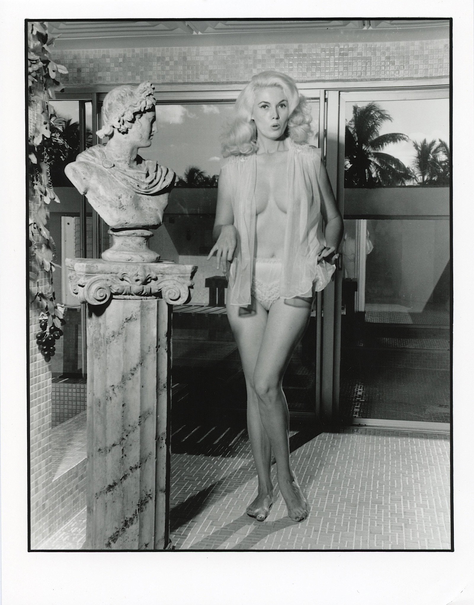 Vintage Photo BUNNY YEAGER Historical American Pin UP: Bunny Yeager self photo. This lot is coming from Bunny Yeager's estate/archives. Linnea Eleanor "Bunny" Yeager (March 13, 1929 - May 24, 2014) was an American photographer and pin-up model. She met Be