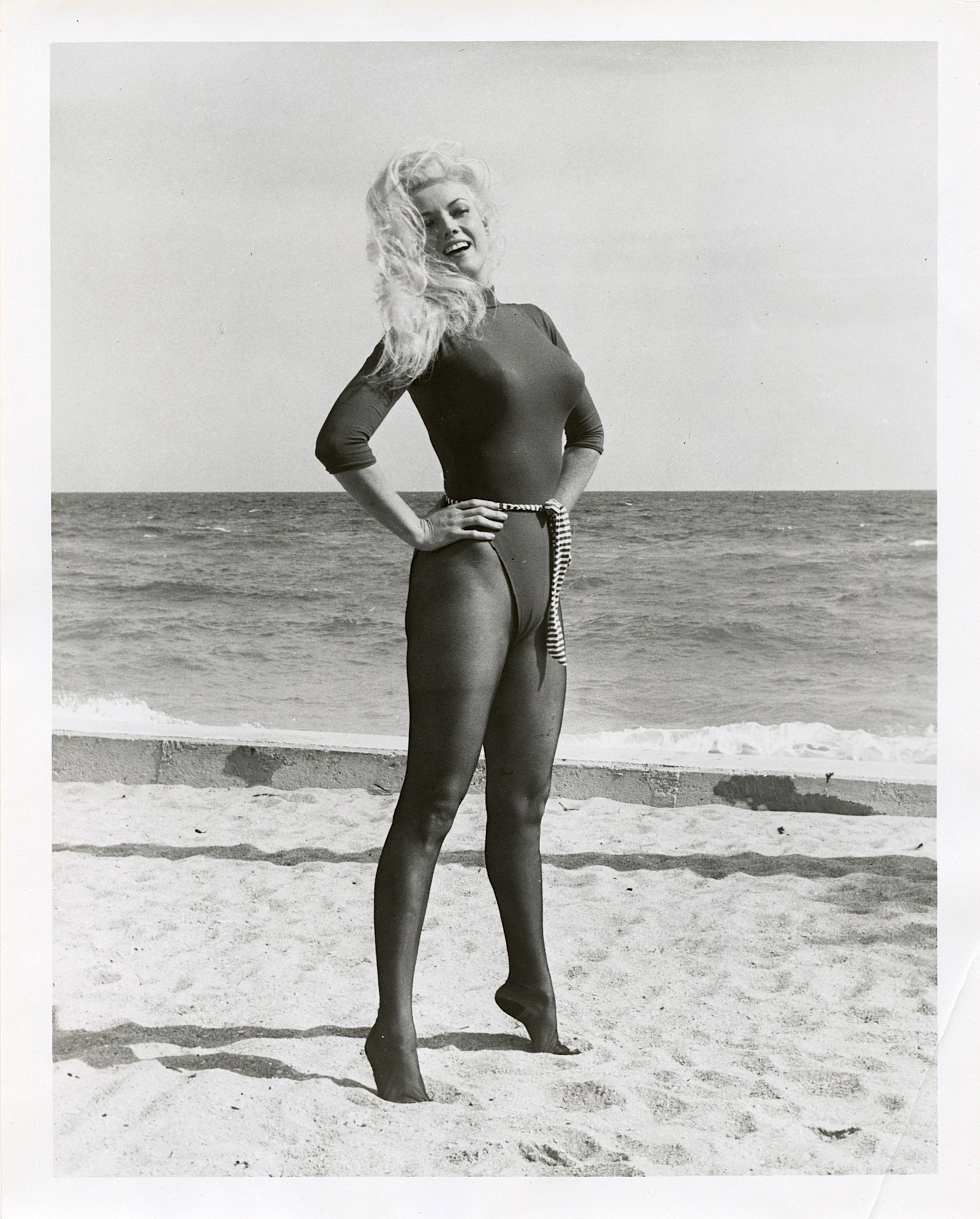 Vintage Photo BUNNY YEAGER Historical American Pin UP: Bunny Yeager self photo. This lot is coming from Bunny Yeager's estate/archives. Linnea Eleanor "Bunny" Yeager (March 13, 1929 - May 24, 2014) was an American photographer and pin-up model. She met Be
