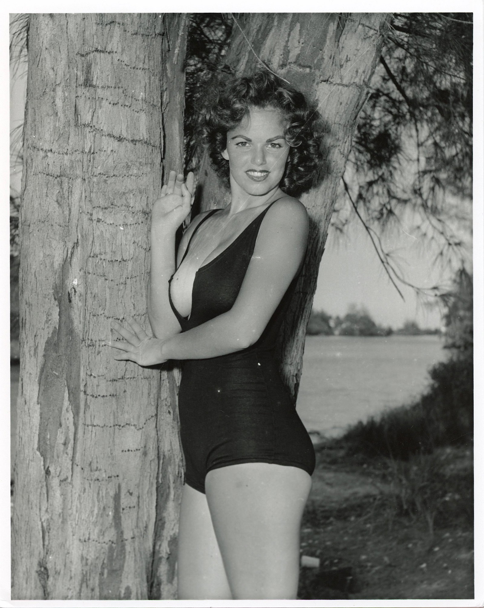 Vintage Photo BUNNY YEAGER Historical American Pin UP: Bunny Yeager self photo. This lot is coming from Bunny Yeager's estate/archives. Linnea Eleanor "Bunny" Yeager (March 13, 1929 - May 24, 2014) was an American photographer and pin-up model. She met Be