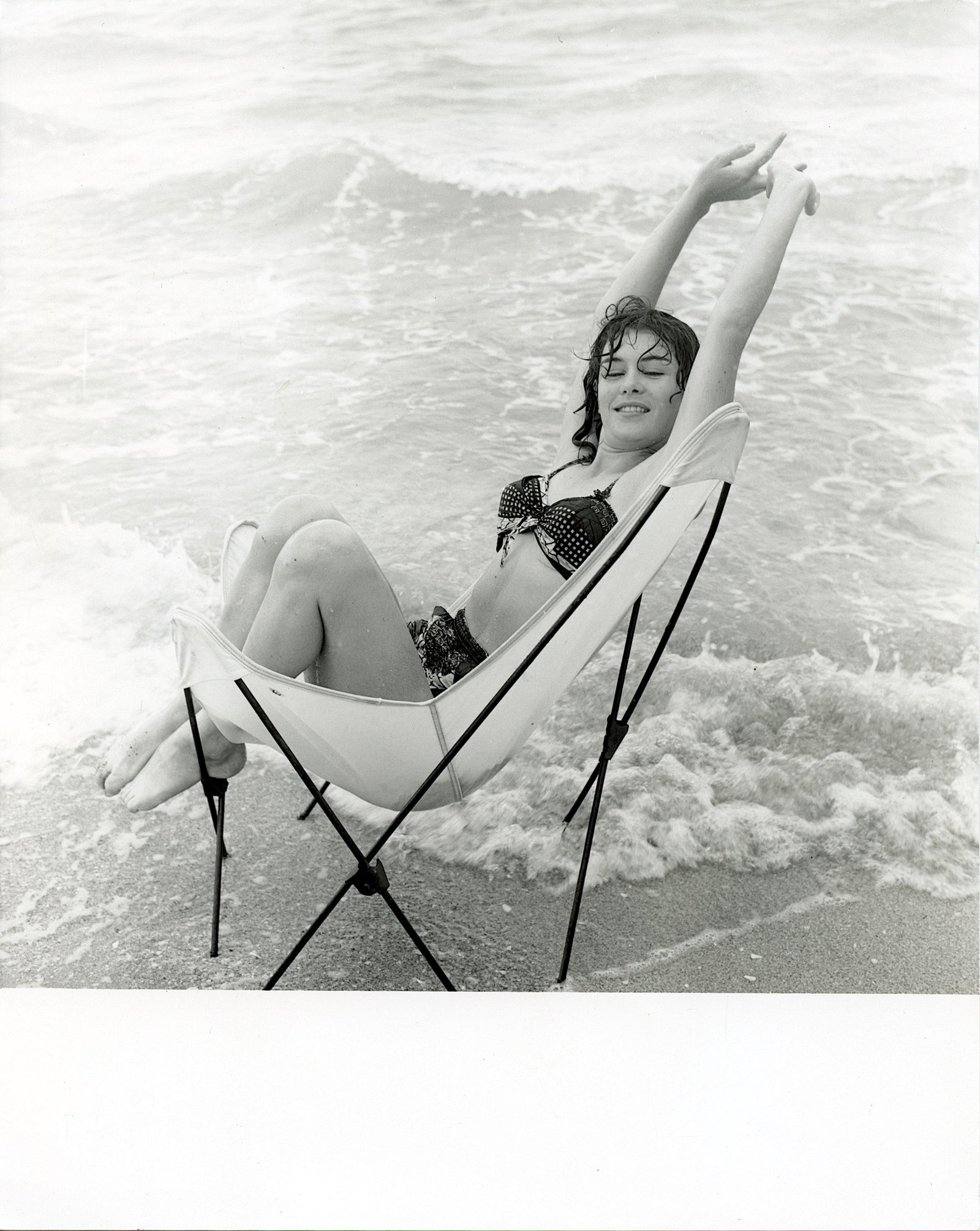 Vintage Photo BUNNY YEAGER Historical American Pin UP: Bunny Yeager self photo. This lot is coming from Bunny Yeager's estate/archives. Linnea Eleanor "Bunny" Yeager (March 13, 1929 - May 24, 2014) was an American photographer and pin-up model. She met Be