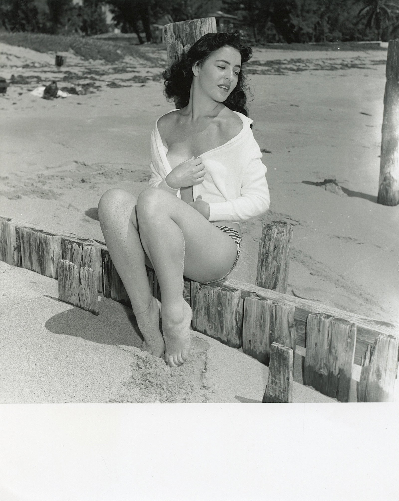 Vintage Photo BUNNY YEAGER Historical American Pin UP: Bunny Yeager self photo. This lot is coming from Bunny Yeager's estate/archives. Linnea Eleanor "Bunny" Yeager (March 13, 1929 - May 24, 2014) was an American photographer and pin-up model. She met Be