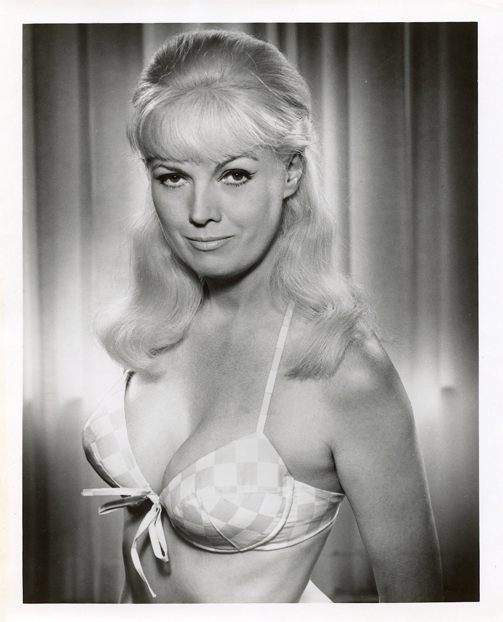 Vintage Photo BUNNY YEAGER Historical American Pin UP: Bunny Yeager self photo. This lot is coming from Bunny Yeager's estate/archives. Linnea Eleanor "Bunny" Yeager (March 13, 1929 - May 24, 2014) was an American photographer and pin-up model. She met Be