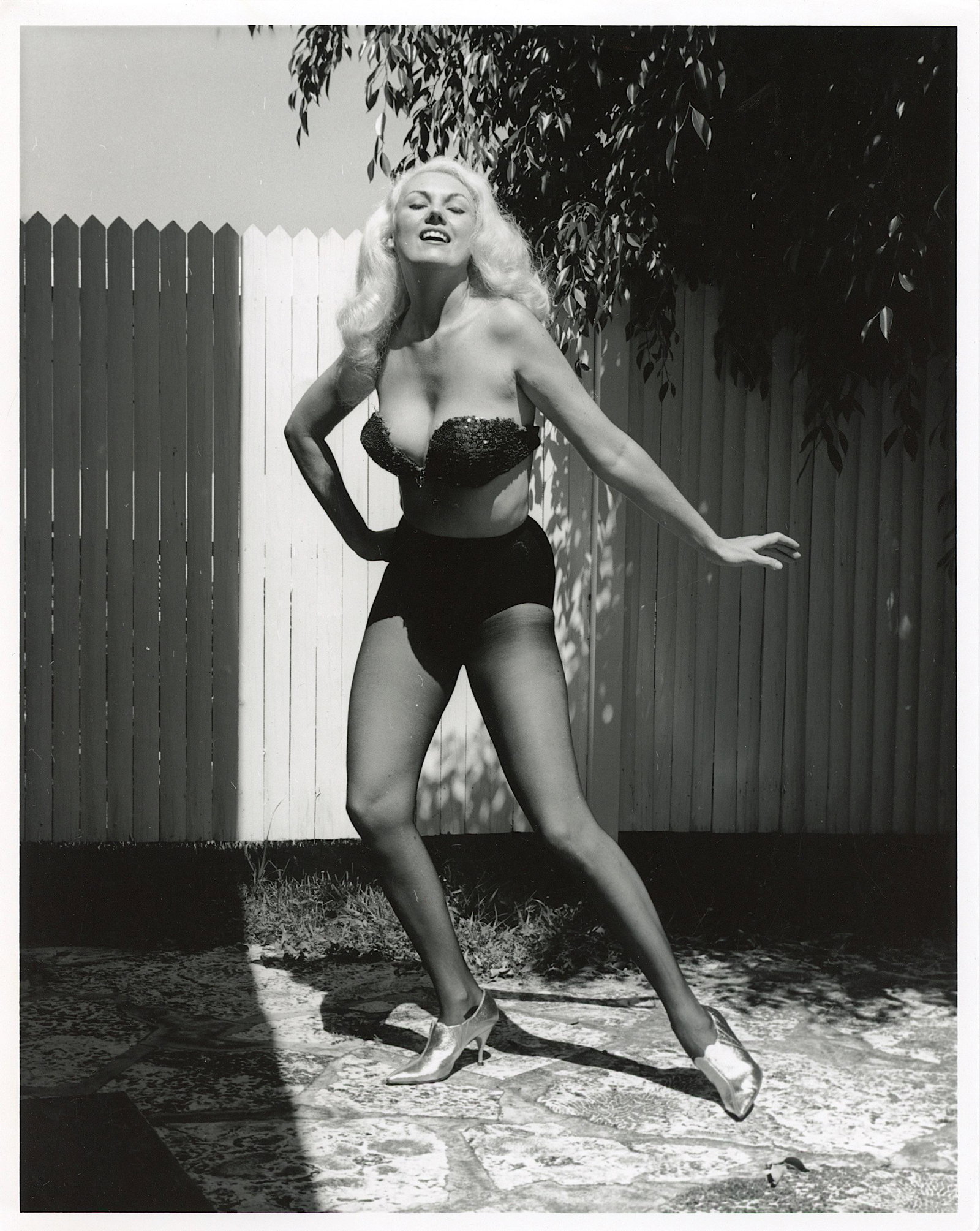 Vintage Photo BUNNY YEAGER Historical American Pin UP: Stamped. Bunny Yeager self photo. This lot is coming from Bunny Yeager's estate/archives. Linnea Eleanor "Bunny" Yeager (March 13, 1929 - May 24, 2014) was an American photographer and pin-up model. S