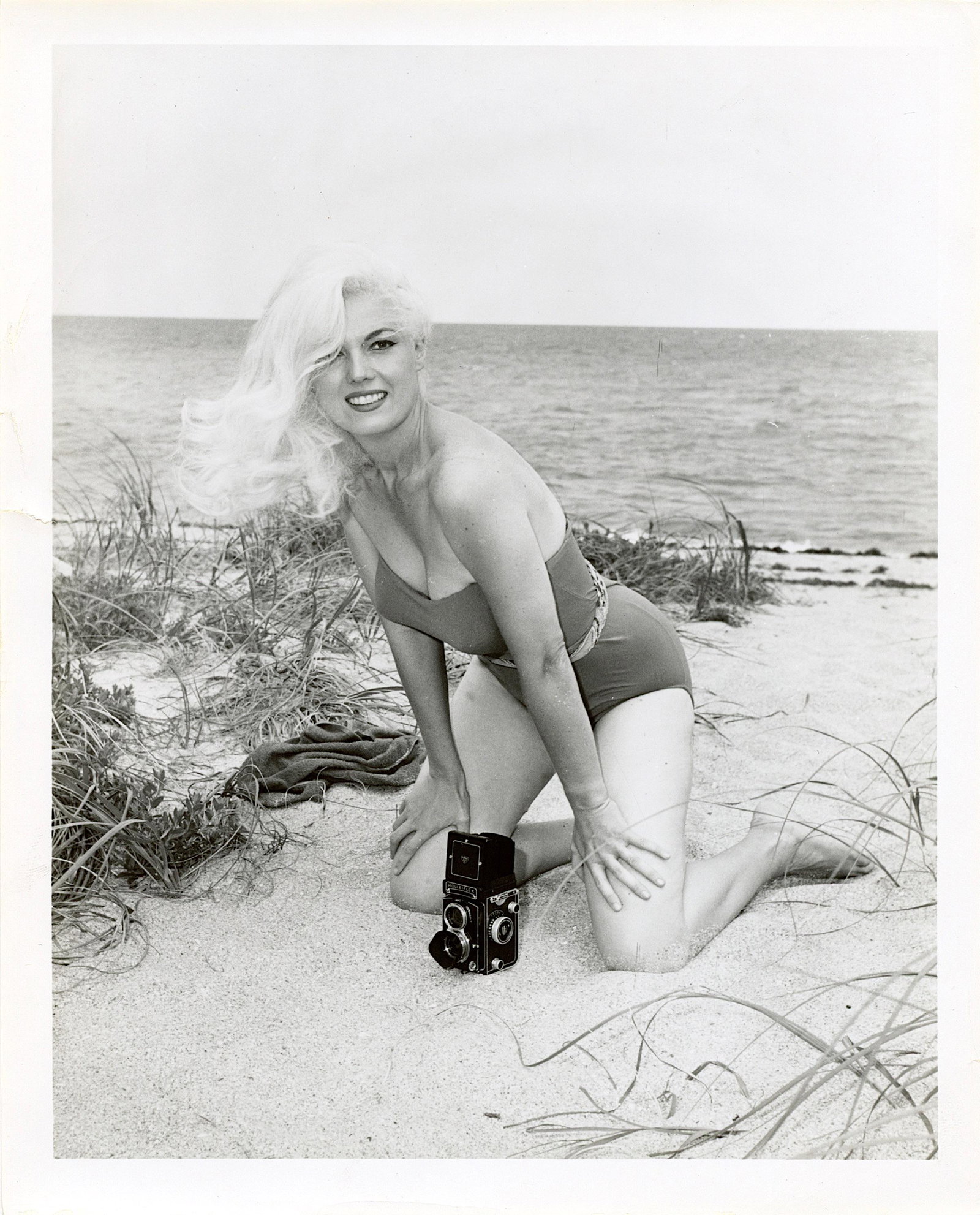 Vintage Photo BUNNY YEAGER Historical American Pin UP: Bunny Yeager self photo. This lot is coming from Bunny Yeager's estate/archives. Linnea Eleanor "Bunny" Yeager (March 13, 1929 - May 24, 2014) was an American photographer and pin-up model. She met Be