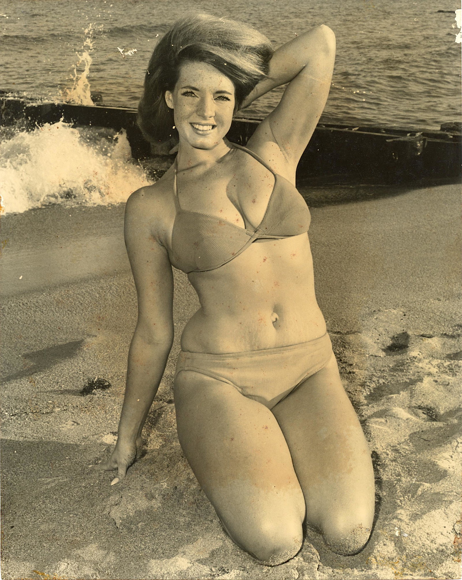 Vintage Photo BUNNY YEAGER Historical American Pin UP: Bunny Yeager self photo. This lot is coming from Bunny Yeager's estate/archives. Linnea Eleanor "Bunny" Yeager (March 13, 1929 - May 24, 2014) was an American photographer and pin-up model. She met Be