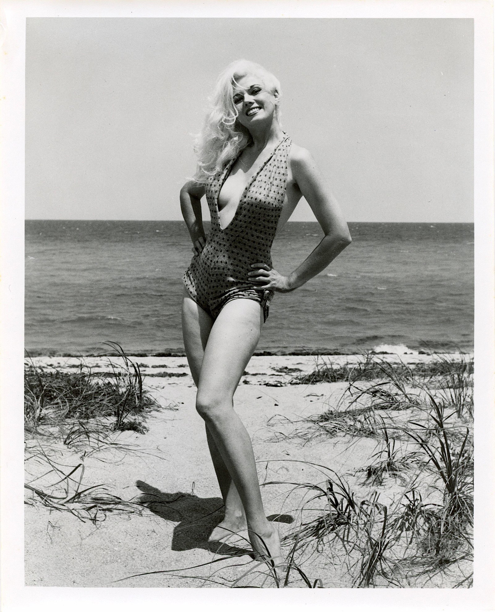 Vintage Photo BUNNY YEAGER Historical American Pin UP: Bunny Yeager self photo. This lot is coming from Bunny Yeager's estate/archives. Linnea Eleanor "Bunny" Yeager (March 13, 1929 - May 24, 2014) was an American photographer and pin-up model. She met Be
