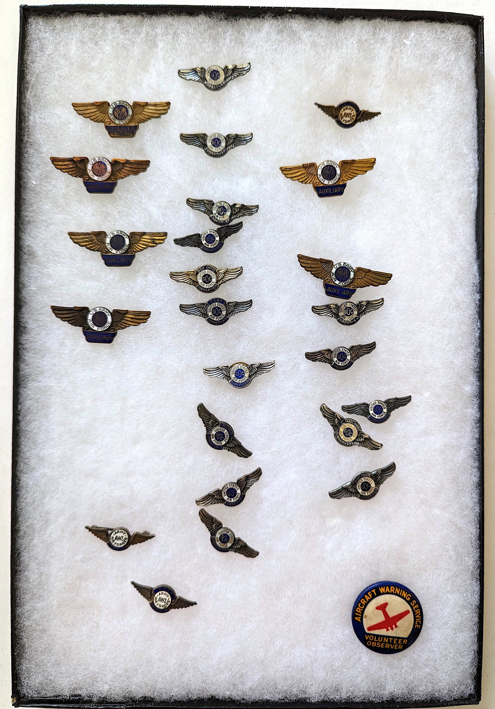 Scarce Set 24 + Bottom US Air Force Pilots Wings WWII: We have included quality images to show their condition. This lot is located in Boca Raton, Fl and its shipment will be made directly by Artelisted. Shipping insurance is the responsibility of the buy