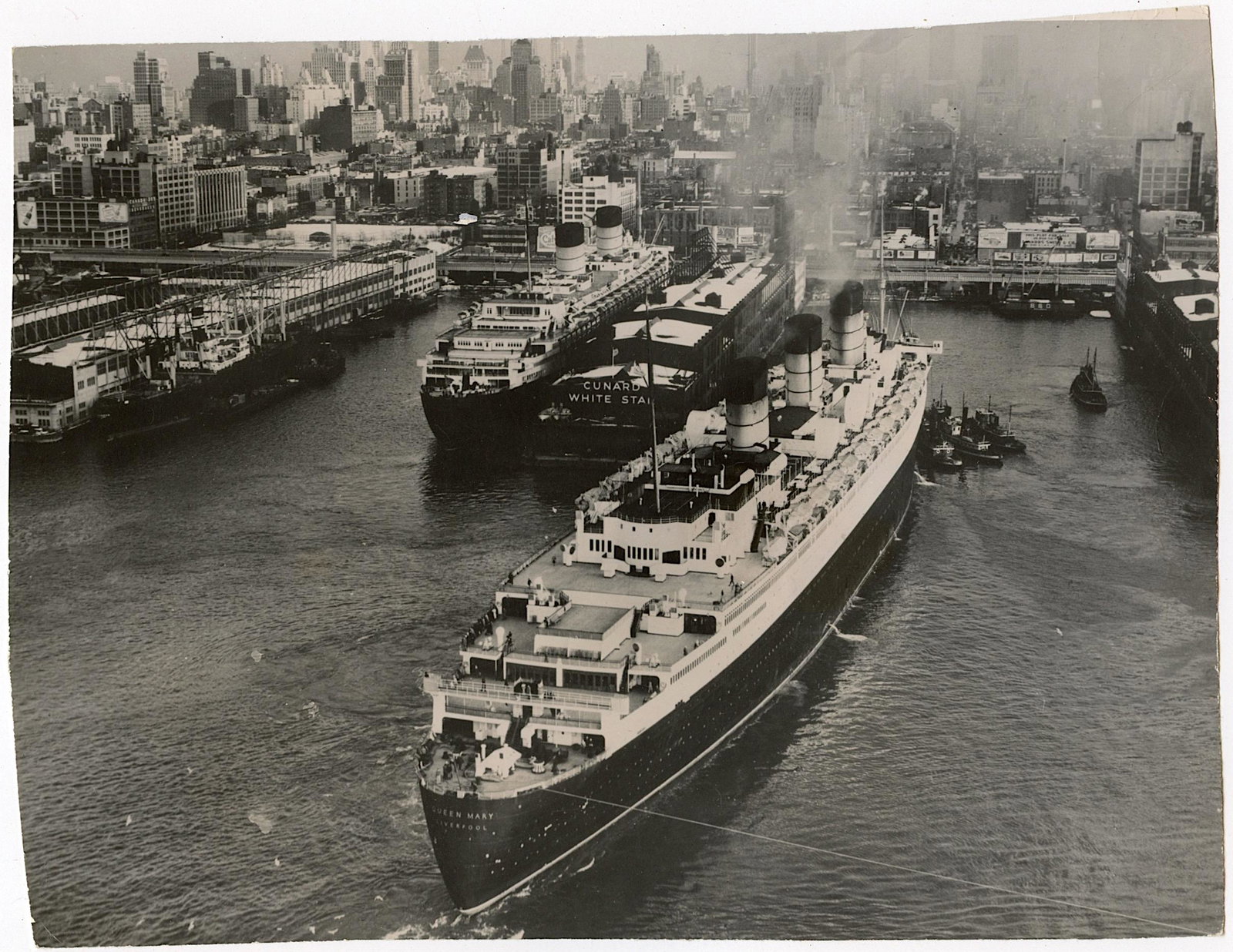 Vintage Historical Photo The Queen Mary in New York, 1948: The dimensions are Approx. 6"x 8" (small variances can occur). ABOUT SHIPPING: This lot is located in Boca Raton, Fl and its shipment will be made directly by Artelisted. Shipping insurance is the res