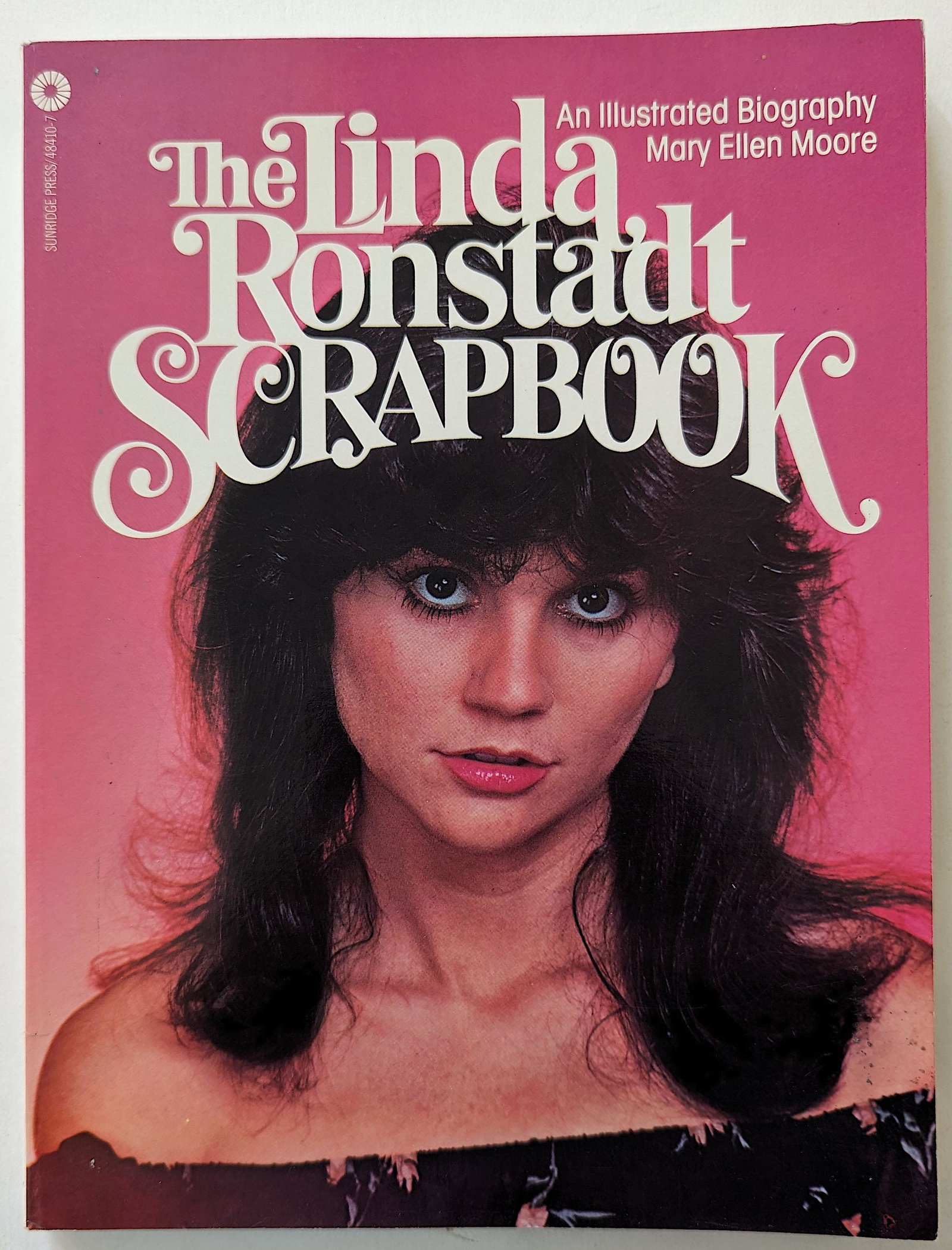 Vintage Book The Linda Ronstadt Scrapbook - Mary Ellen Moore: Provenance from a collector in RI. We have included quality images to show the condition. The shipment will be made directly by Artelisted. Please, consider that packing fine art will probably take mo