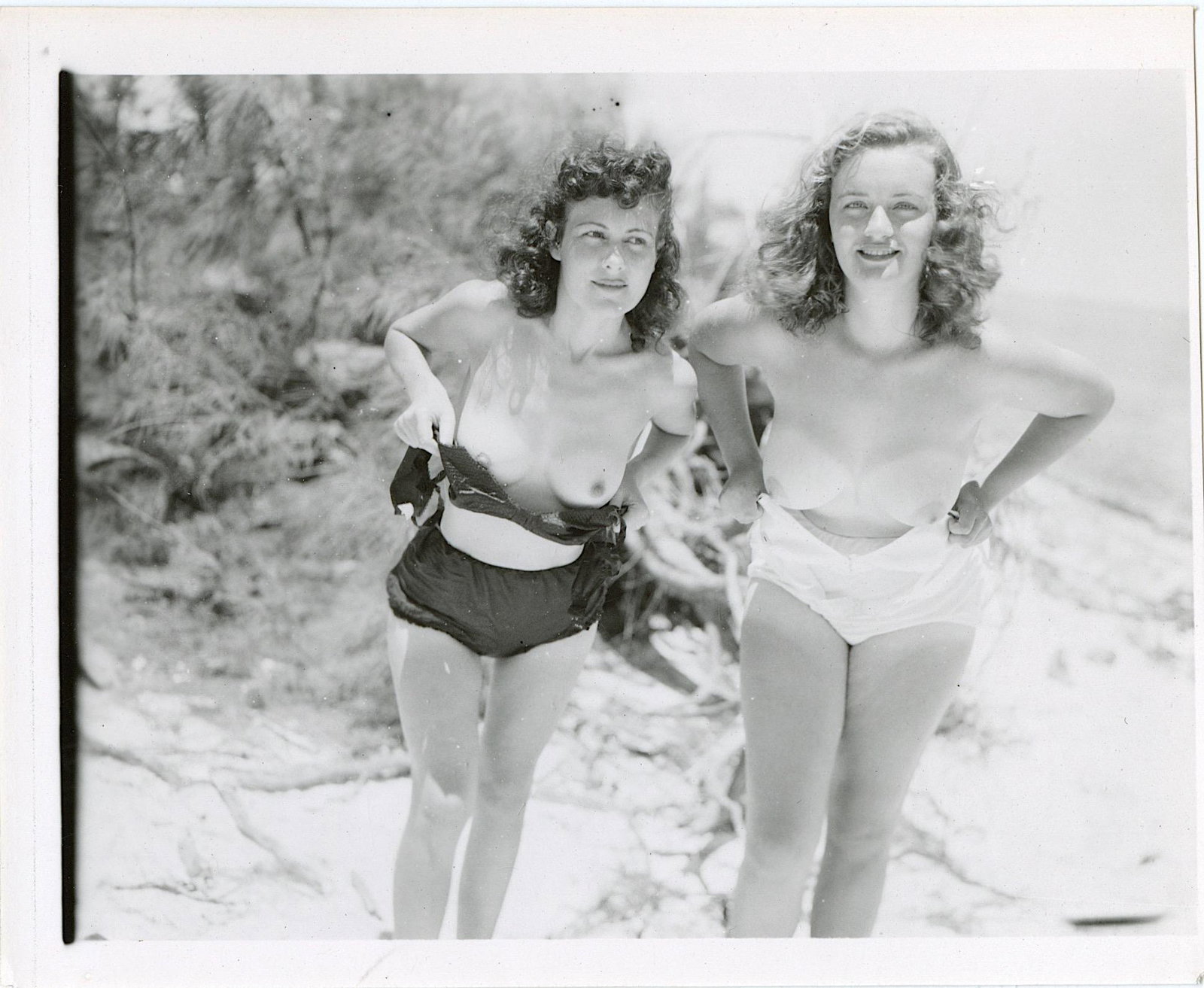 Original Vintage Pin Up Photograph from 1950s 4" x 5": This lot is coming from Bunny Yeager's estate/archives. Linnea Eleanor "Bunny" Yeager (March 13, 1929 - May 24, 2014) was an American photographer and pin-up model. She met Bettie Page in 1954, and to