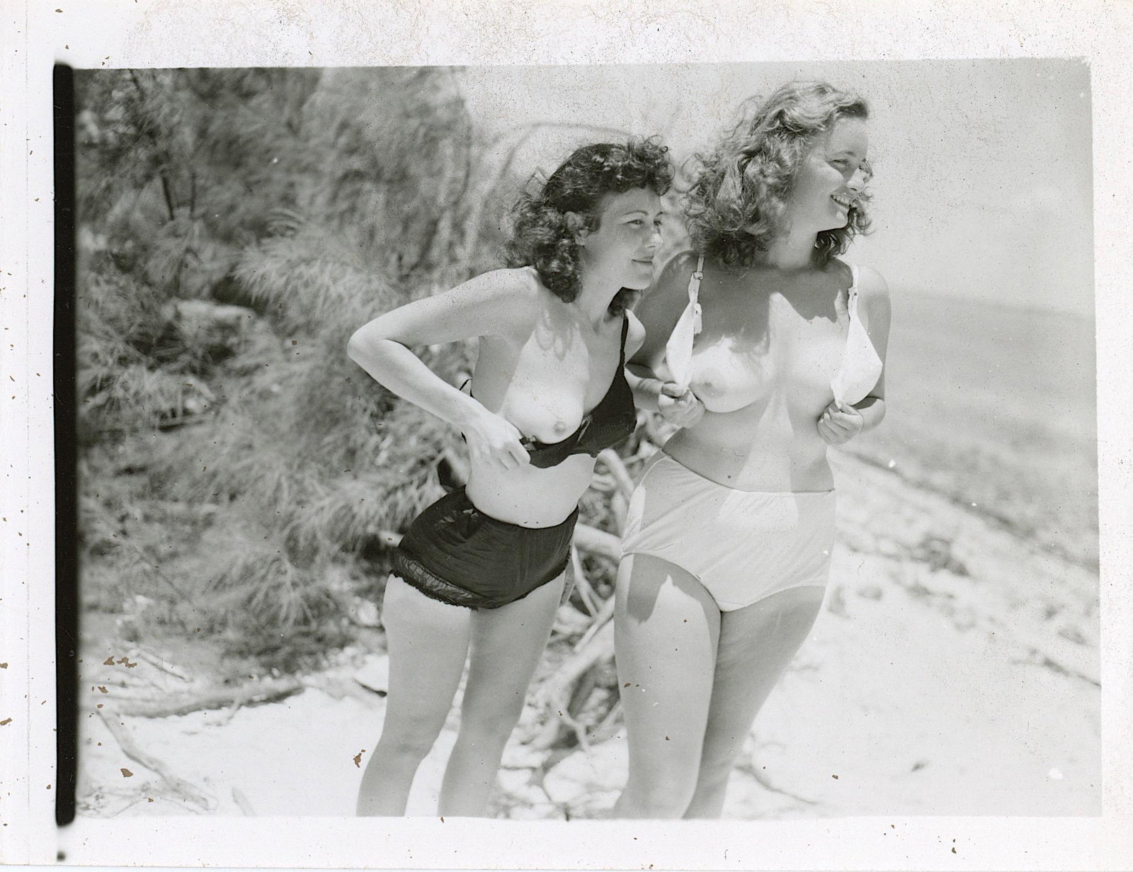 Original Vintage Pin Up Photograph from 1950s 4" x 5": This lot is coming from Bunny Yeager's estate/archives. Linnea Eleanor "Bunny" Yeager (March 13, 1929 - May 24, 2014) was an American photographer and pin-up model. She met Bettie Page in 1954, and to