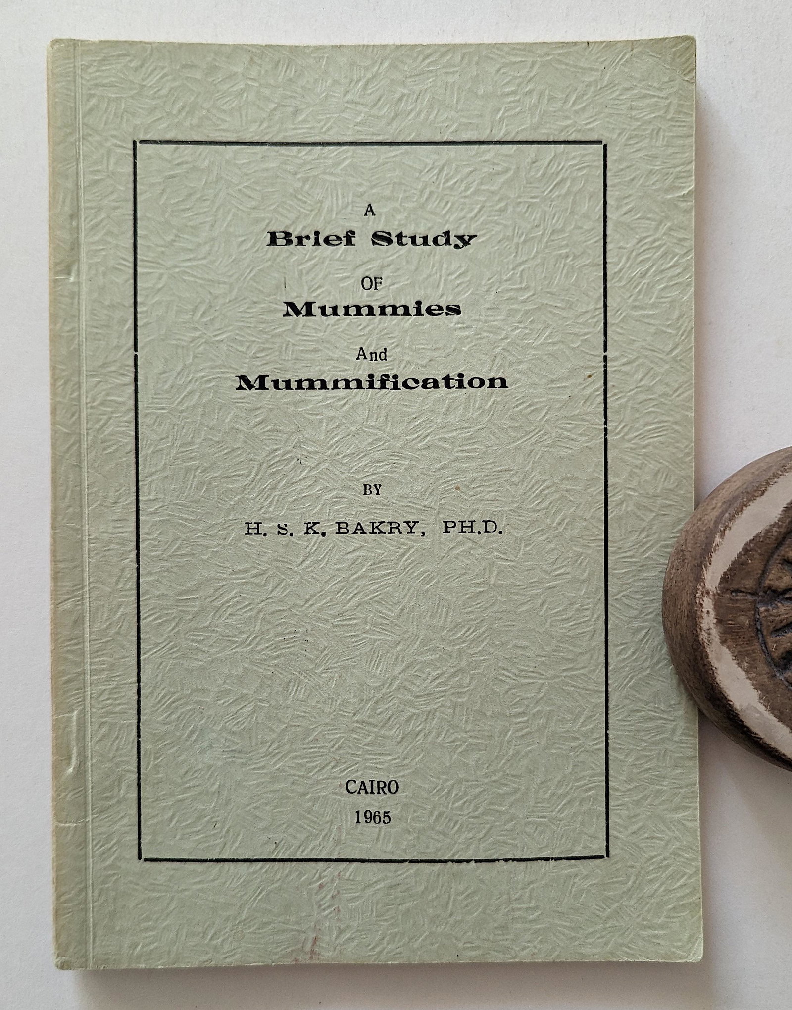 Vintage Book Brief Study of Mummies and Mummification: The provenance of this item is from a WWII veteran collector in Georgia. This lot is located in Boca Raton, Fl and its shipment will be made directly by Artelisted. Shipping insurance is the responsib