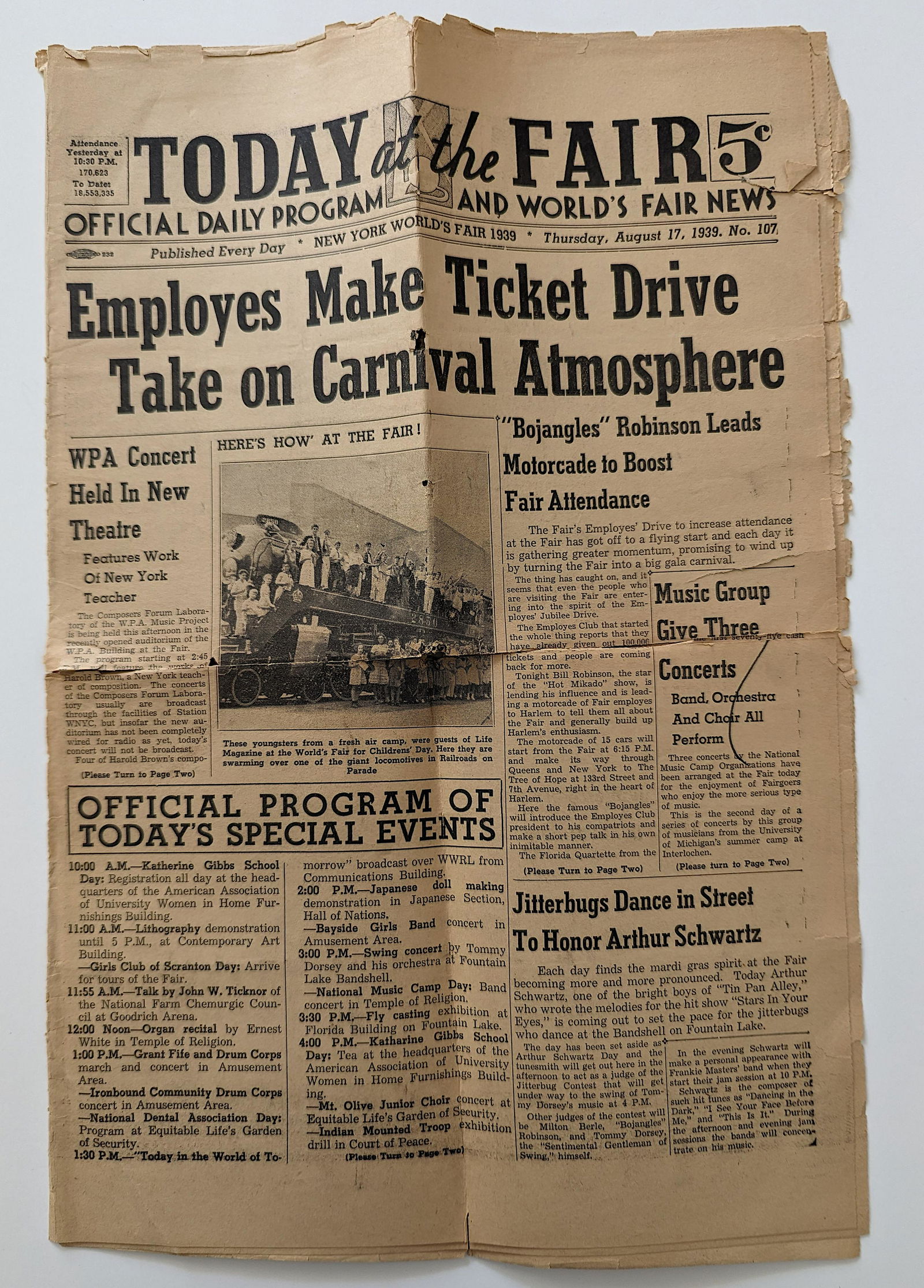 1939 NYC World Fair Newspaper, August 17, 1939: The provenance of this item is from a WWII veteran collector in Georgia This lot is located in Boca Raton, Fl and its shipment will be made directly by Artelisted. Shipping insurance is the responsibi