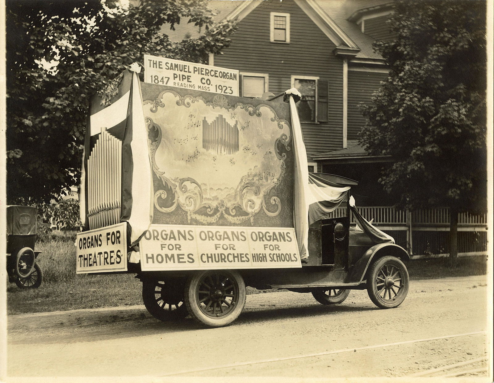 Original 1923 Photo Truck Advertising Organs: The photo dimensions are Approx. 8" x 10". This lot is located in Boca Raton, Fl and its shipment will be made directly by Artelisted. Shipping insurance is the responsibility of the buyer. Ask us if