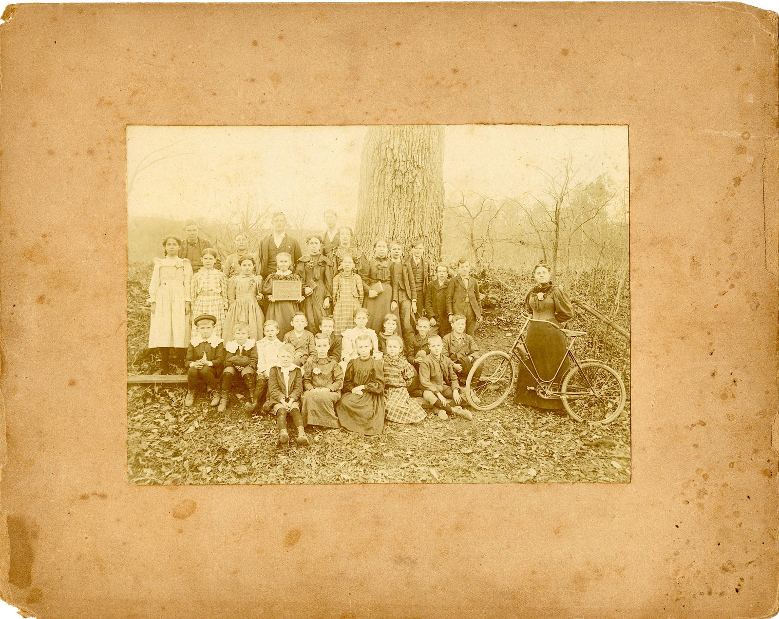 Original 1897 Cabinet Photo American Rural School: The photo dimensions are Approx. 4.75" x 6.75". This lot is located in Boca Raton, Fl and its shipment will be made directly by Artelisted. Shipping insurance is the responsibility of the buyer. Ask u