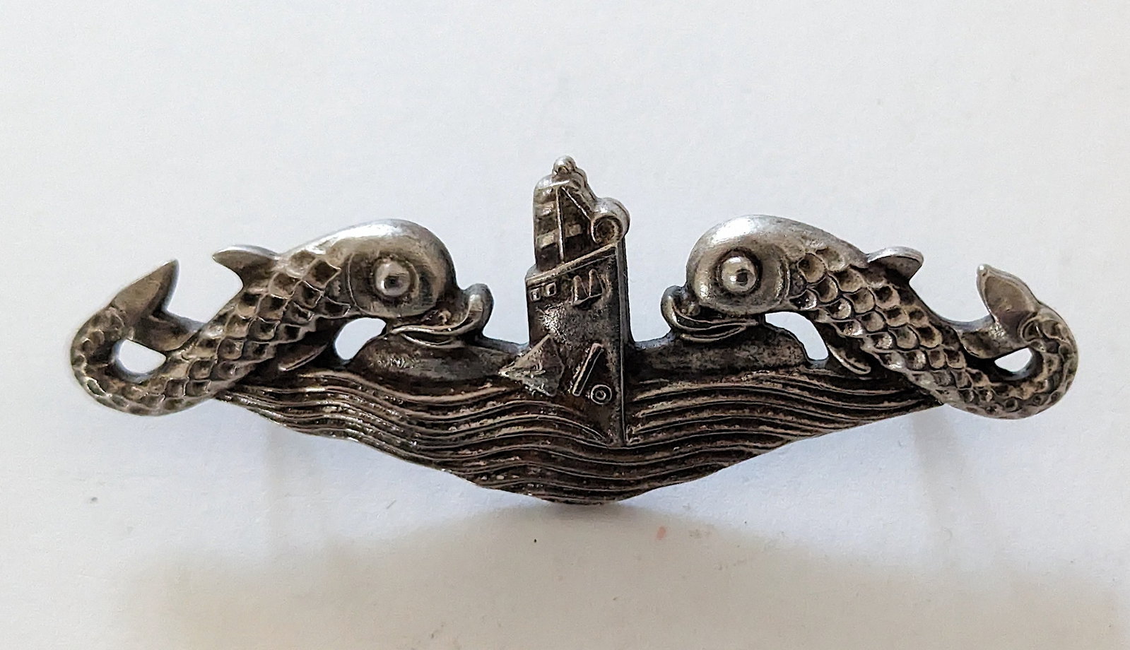 Original US Navy Enlisted Submarine Badge: Provenance from a deceased military collector in Florida. This lot is located in Boca Raton, Fl and its shipment will be made directly by Artelisted. Shipping insurance is the responsibility of the bu