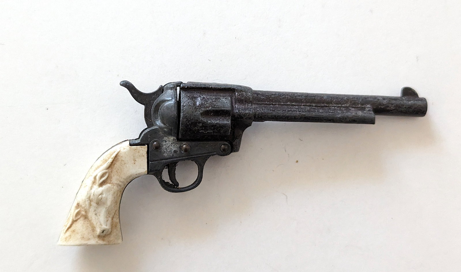 Vintage Die Cast Miniature Revolver Steer Handle: Provenance from a deceased military collector in Florida. This lot is located in Boca Raton, Fl and its shipment will be made directly by Artelisted. Shipping insurance is the responsibility of the bu
