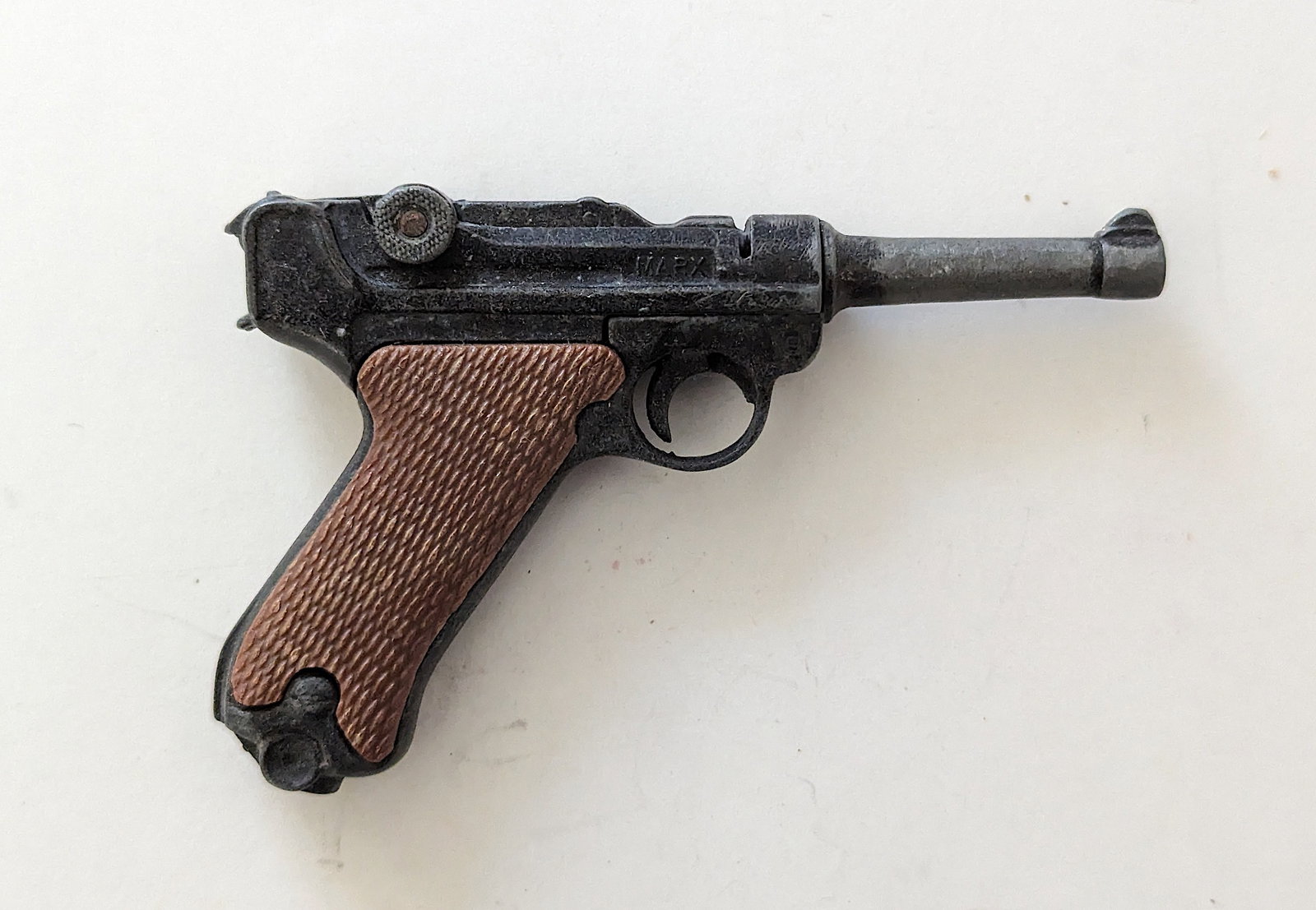 Marx 9mm Luger Miniature Metal Gun Toy Plastic Case: Provenance from a deceased military collector in Florida. This lot is located in Boca Raton, Fl and its shipment will be made directly by Artelisted. Shipping insurance is the responsibility of the bu