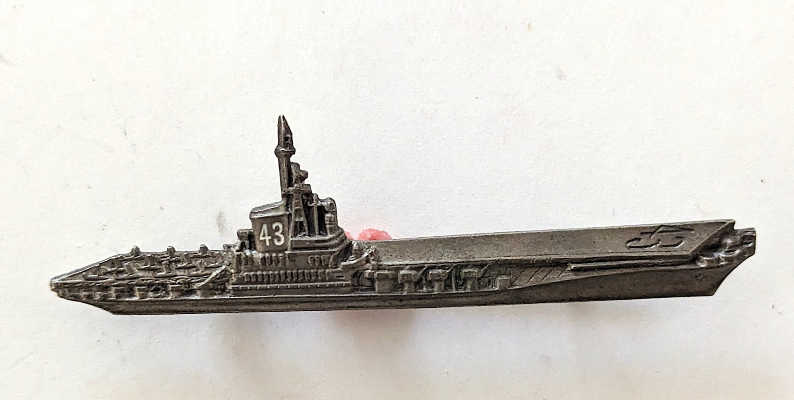 Rare Vintage Aircarft Carrier Coral Sea CV 43 Pin: Provenance from a deceased military collector in Florida. This lot is located in Boca Raton, Fl and its shipment will be made directly by Artelisted. Shipping insurance is the responsibility of the bu