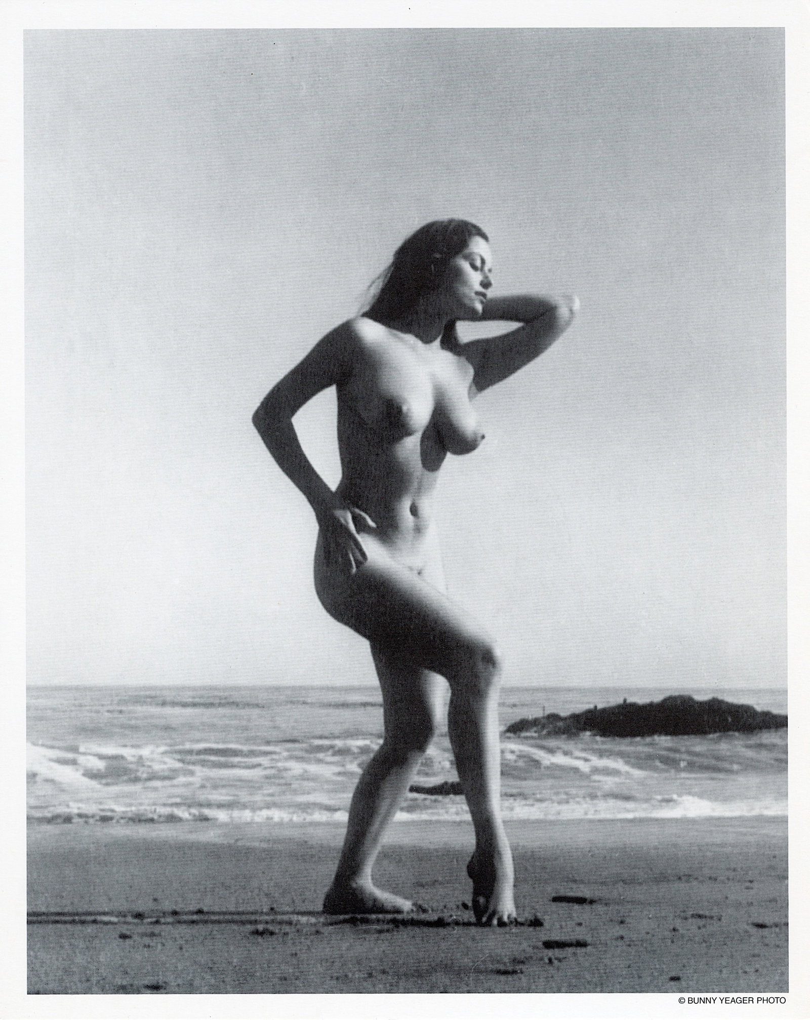 Original Vintage Lithograph Estate Bunny Yeager: Model Diane Webber. IMPORTANT: We inform you that this item can only be shipped until the last week of October 2023. We thank you for your patience and understanding. This lot is coming from Bunny Yea