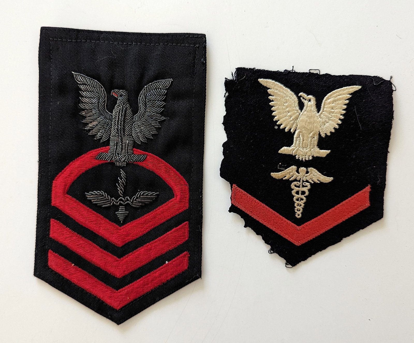 Pair Vintage US Navy Sleeve Medical Insignias: This item is coming from the estate of a deceased collector in Miami. This lot is located in Boca Raton, Fl and its shipment will be made directly by Artelisted. Shipping insurance is the responsibili