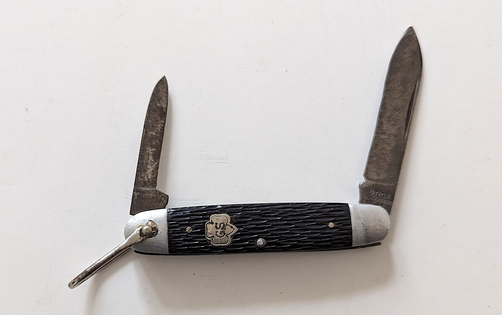 Vintage Blade Pocket Knife From Deceased Collector: These pocket Knives arecoming from the estate of a deceased dealer/collector. They have been stored for many years and some of them are showing the old price considered by the owner. We have included