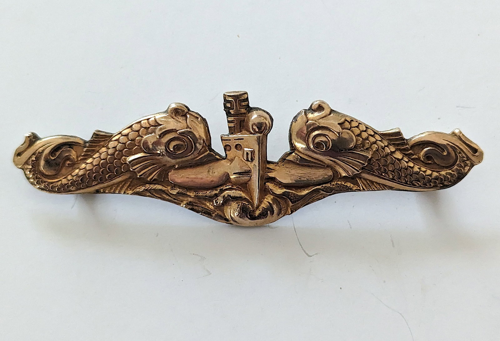 Original US Navy Officer Submarine Warfare Pin: This item is coming from the estate of an important military collection in Florida. This lot is located in Boca Raton, Fl and its shipment will be made directly by Artelisted. Shipping insurance is th