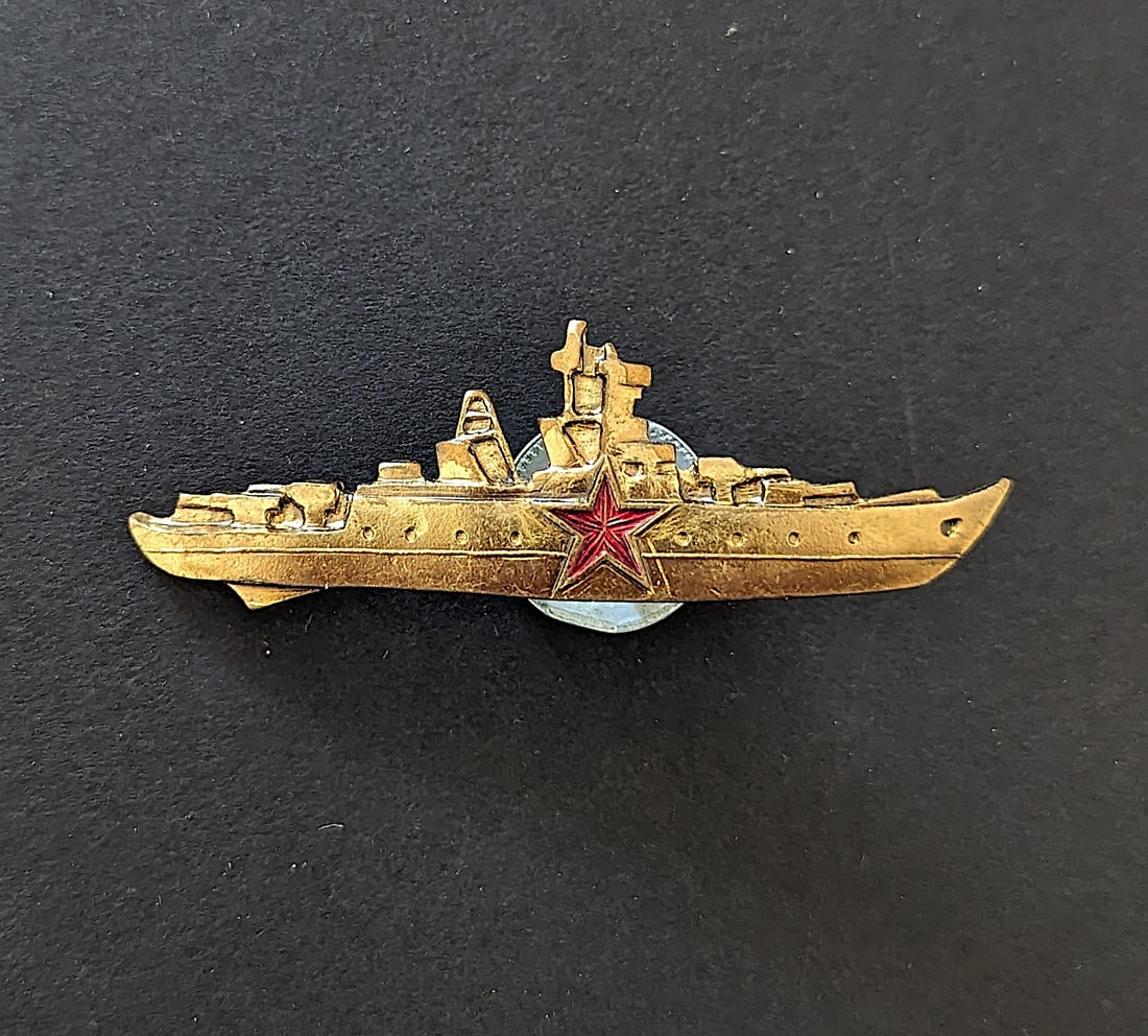 Rare Original Russian Military Pin Insignia: Provenance from a deceased military collector in Florida. This lot is located in Boca Raton, Fl and its shipment will be made directly by Artelisted. Shipping insurance is the responsibility of the bu