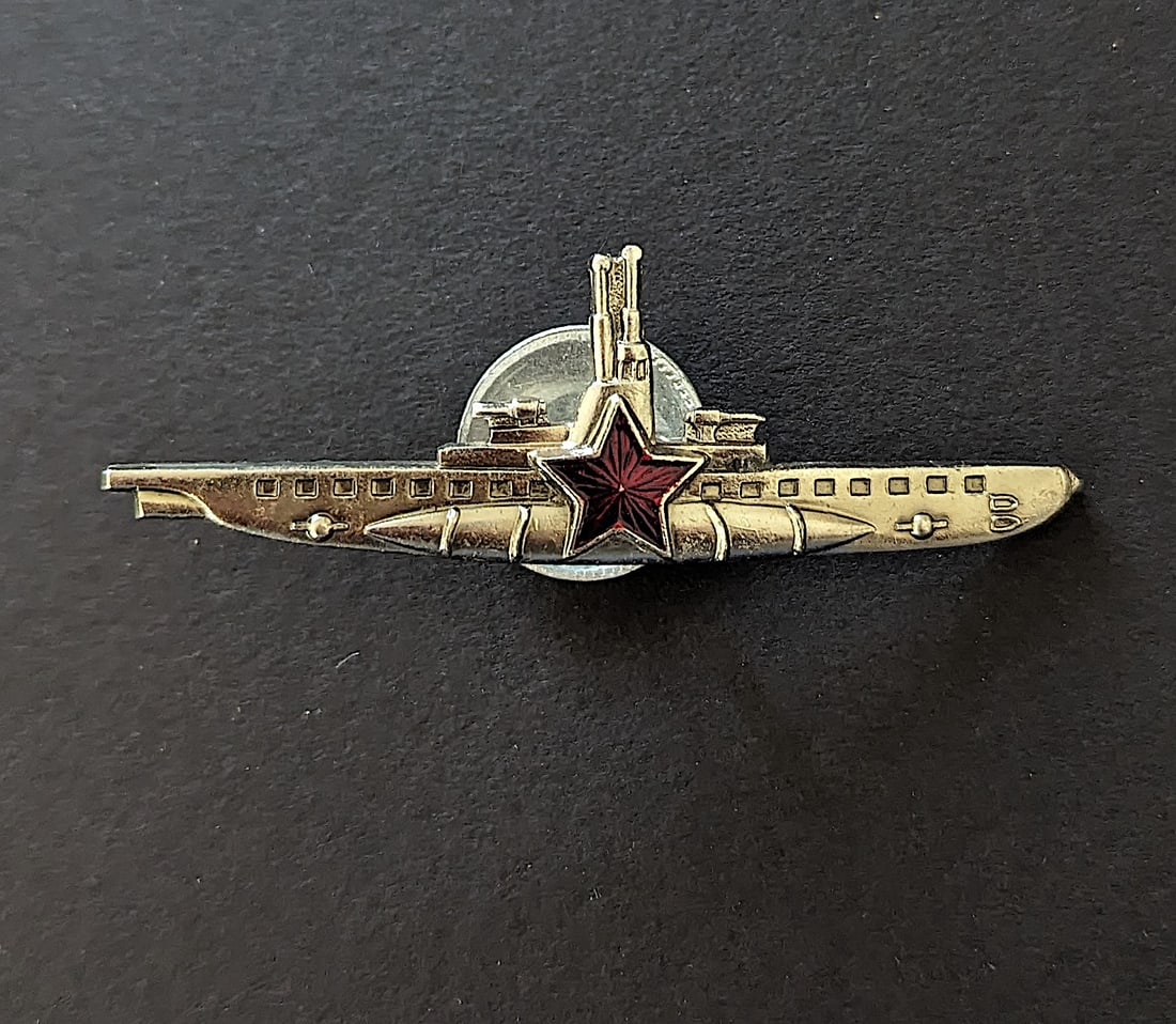 Rare Original Russian Military Pin Insignia: Provenance from a deceased military collector in Florida. This lot is located in Boca Raton, Fl and its shipment will be made directly by Artelisted. Shipping insurance is the responsibility of the bu