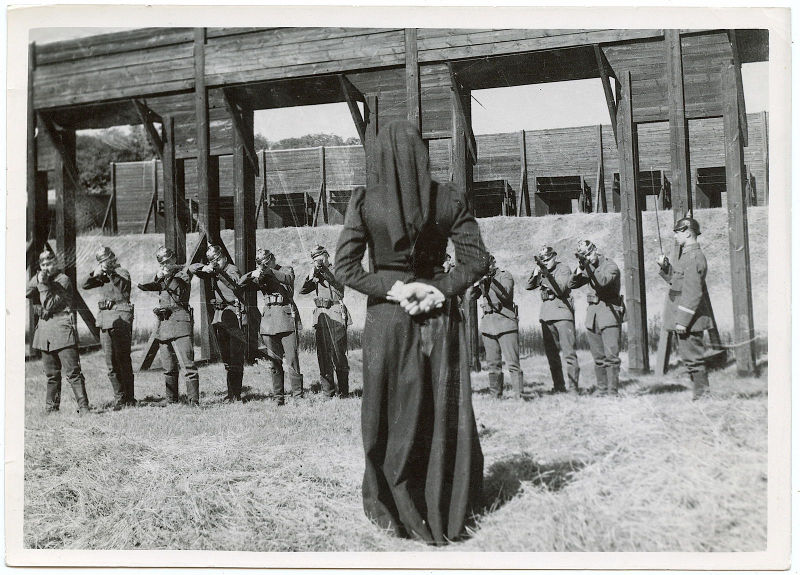 Vintage Rare Photo Scene Execution EDITH CAVELL (1 of 2)
